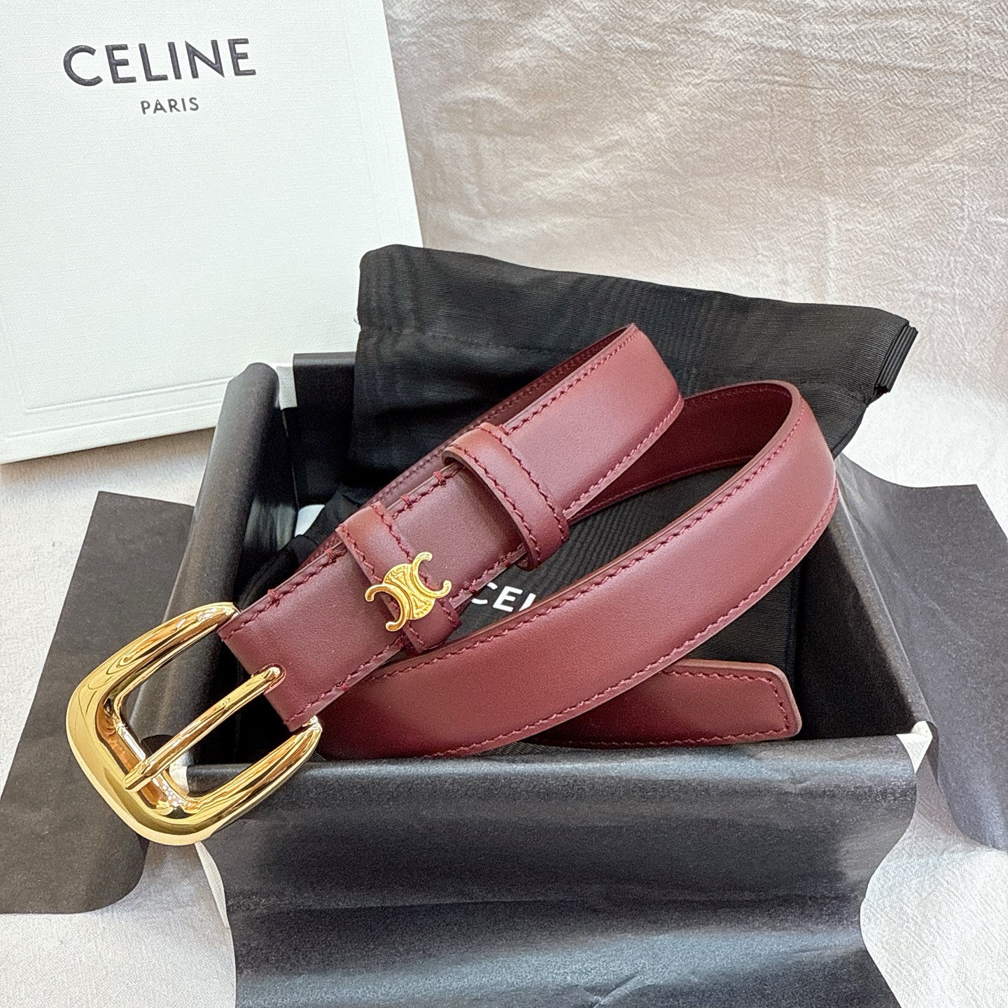 - Celine 2.5针扣凯旋门女士腰带这款采用进口光滑牛皮革腰带，质地柔软细腻，光泽自然，耐用性强，
