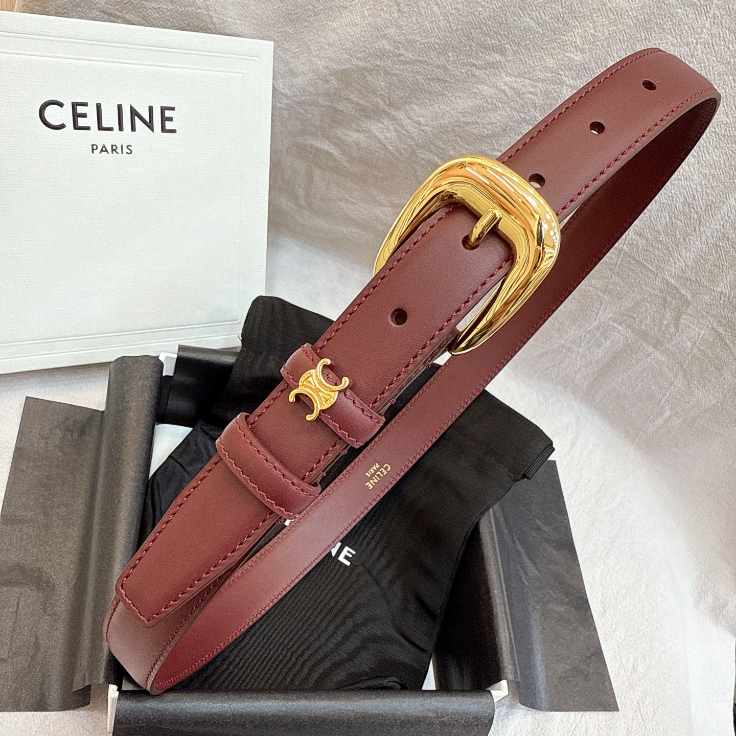 - Celine 2.5针扣凯旋门女士腰带这款采用进口光滑牛皮革腰带，质地柔软细腻，光泽自然，耐用性强，
