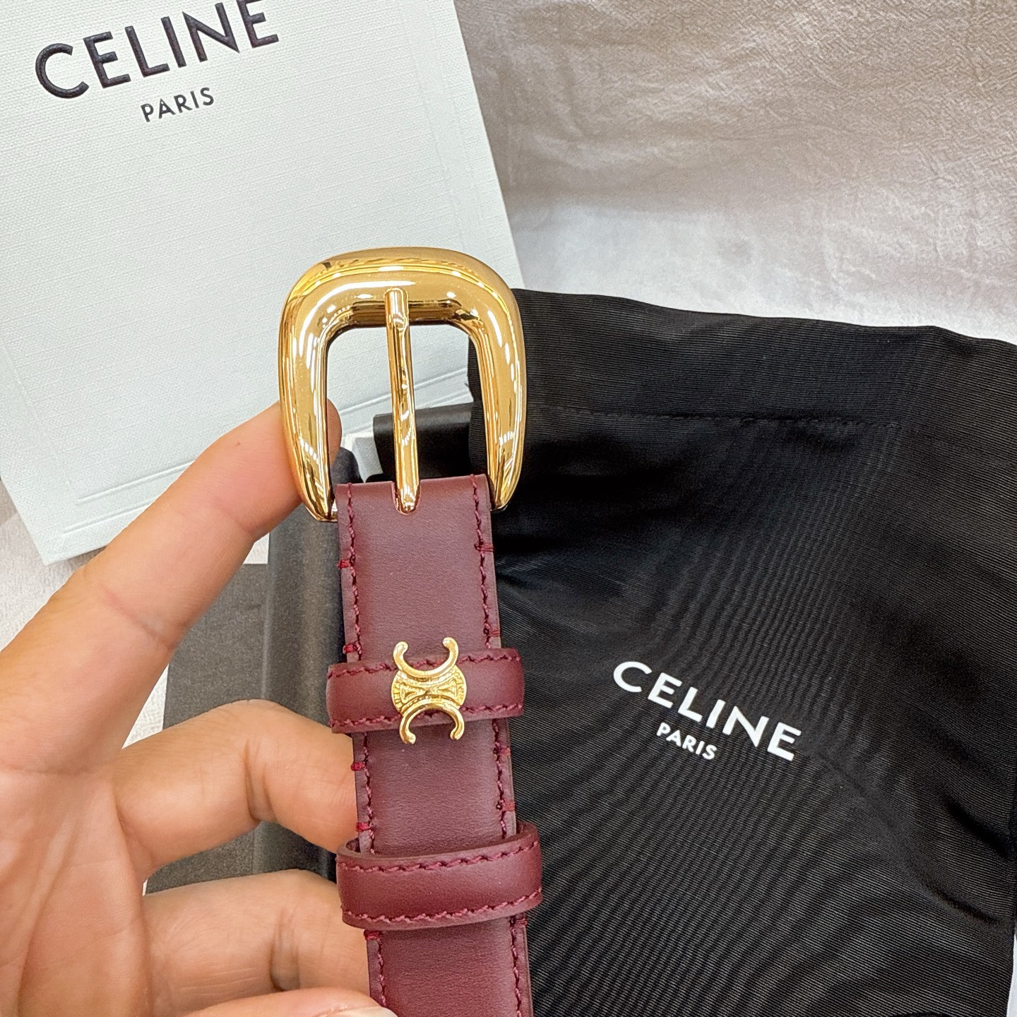 - Celine 2.5针扣凯旋门女士腰带这款采用进口光滑牛皮革腰带，质地柔软细腻，光泽自然，耐用性强，
