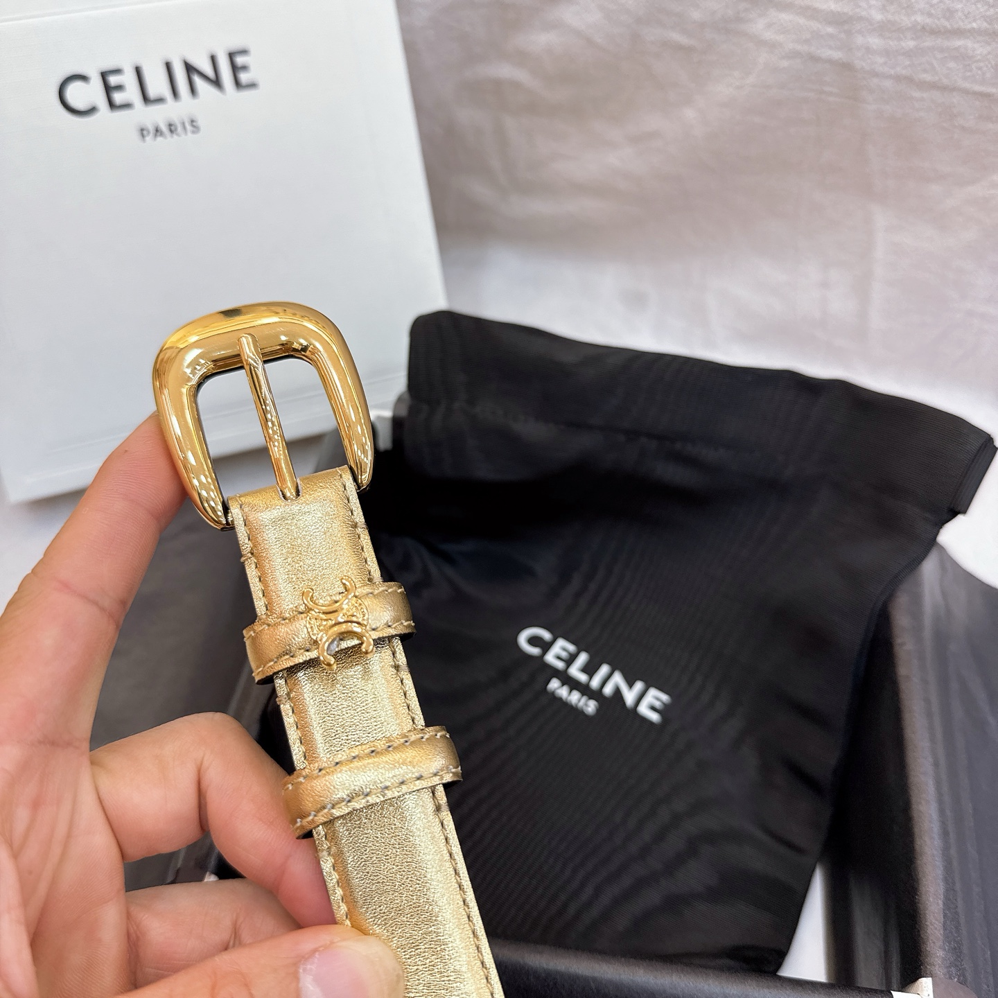 - Celine 2.5针扣凯旋门女士腰带这款采用进口光滑牛皮革腰带，质地柔软细腻，光泽自然，耐用性强，