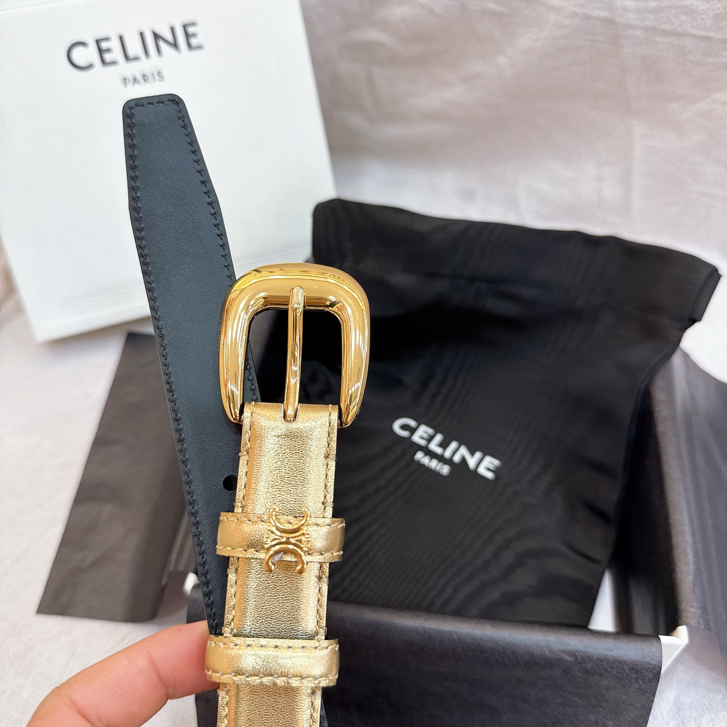 - Celine 2.5针扣凯旋门女士腰带这款采用进口光滑牛皮革腰带，质地柔软细腻，光泽自然，耐用性强，