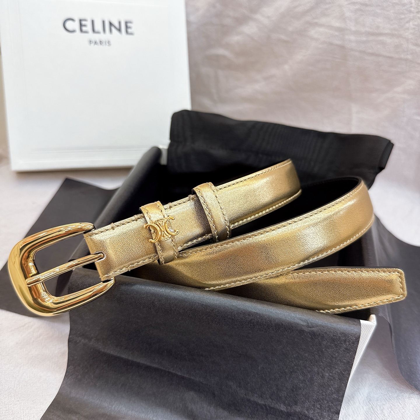 - Celine 2.5针扣凯旋门女士腰带这款采用进口光滑牛皮革腰带，质地柔软细腻，光泽自然，耐用性强，