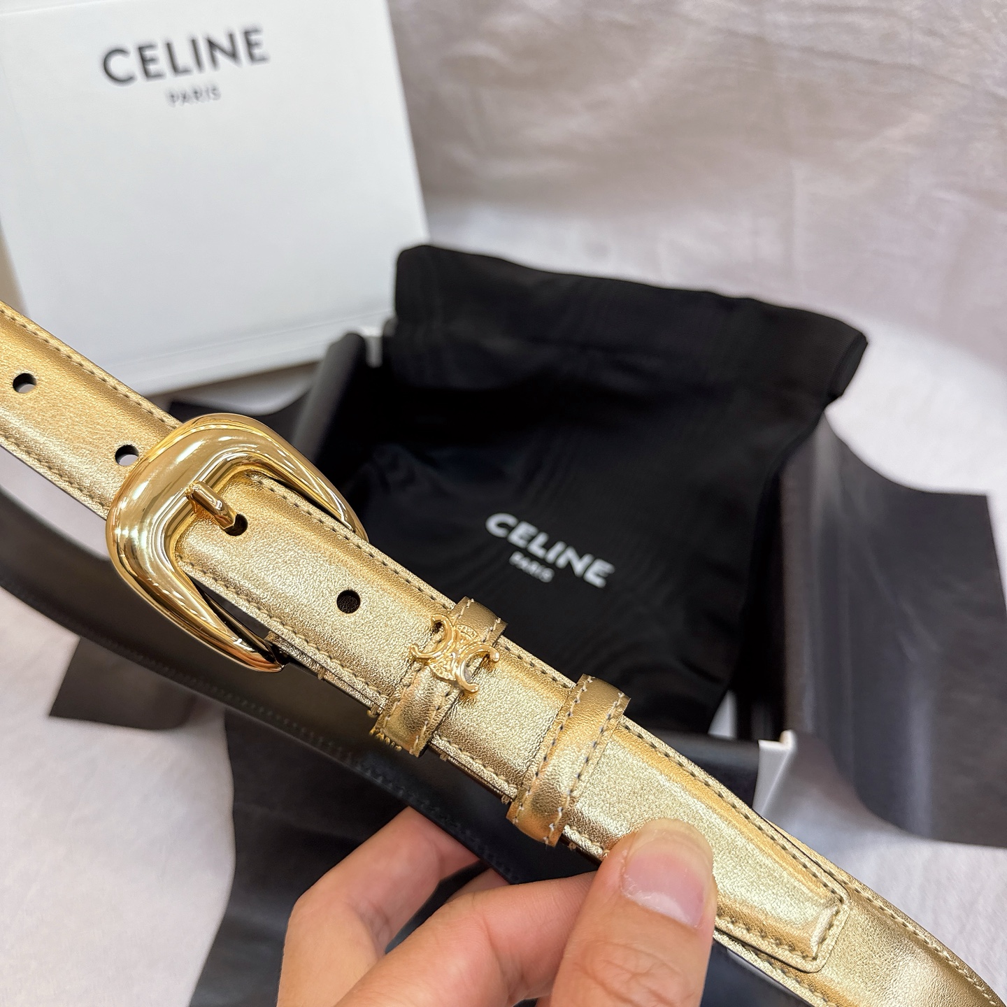 - Celine 2.5针扣凯旋门女士腰带这款采用进口光滑牛皮革腰带，质地柔软细腻，光泽自然，耐用性强，
