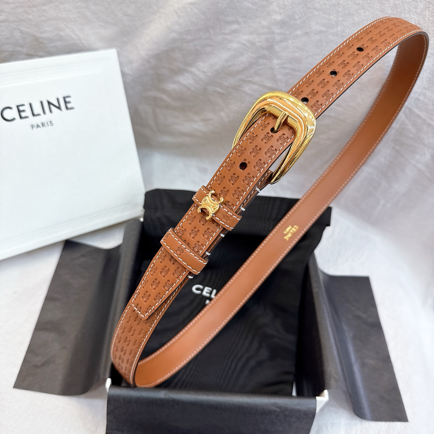 - Celine 2.5针扣凯旋门女士腰带这款采用进口光滑牛皮革腰带，质地柔软细腻，光泽自然，耐用性强，