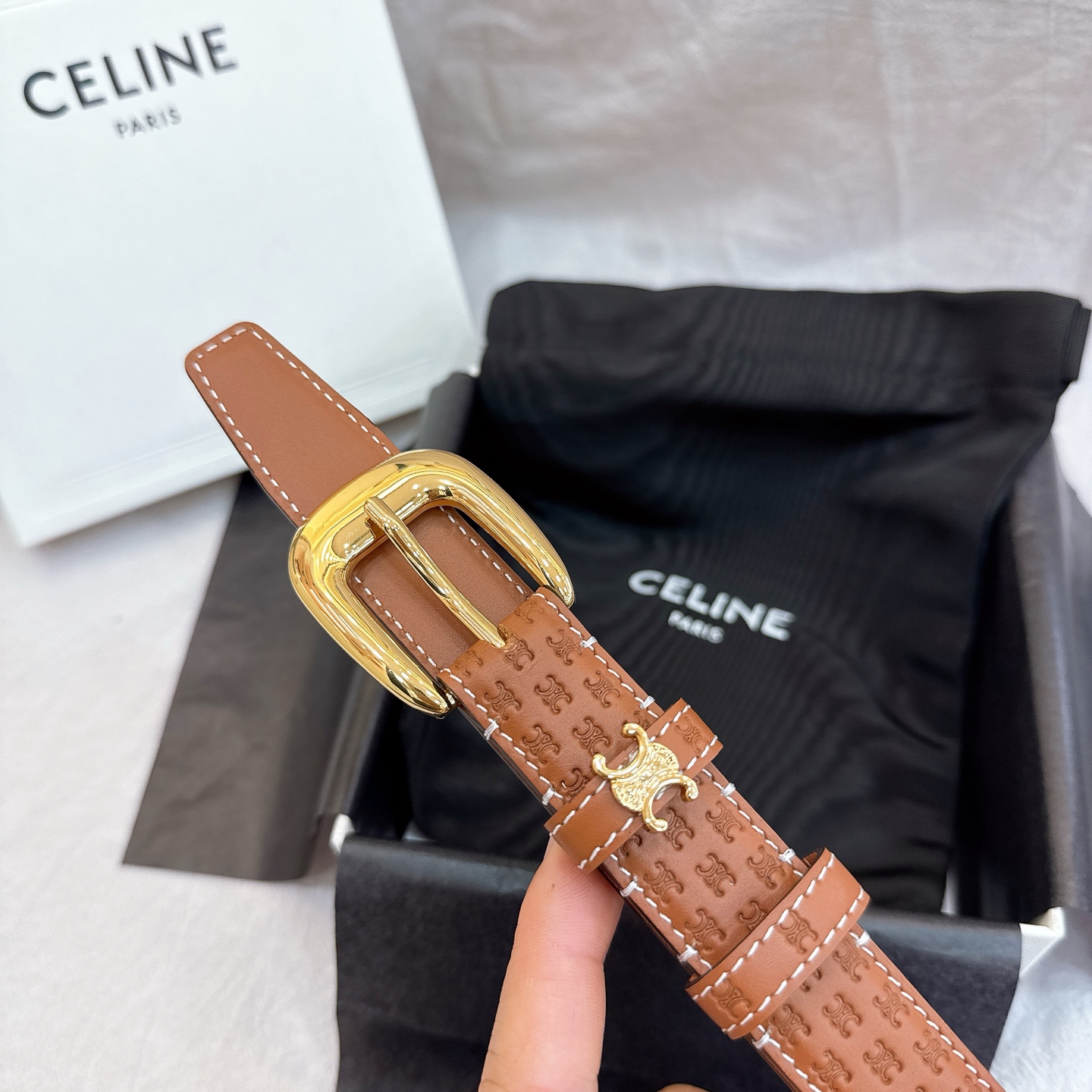 - Celine 2.5针扣凯旋门女士腰带这款采用进口光滑牛皮革腰带，质地柔软细腻，光泽自然，耐用性强，