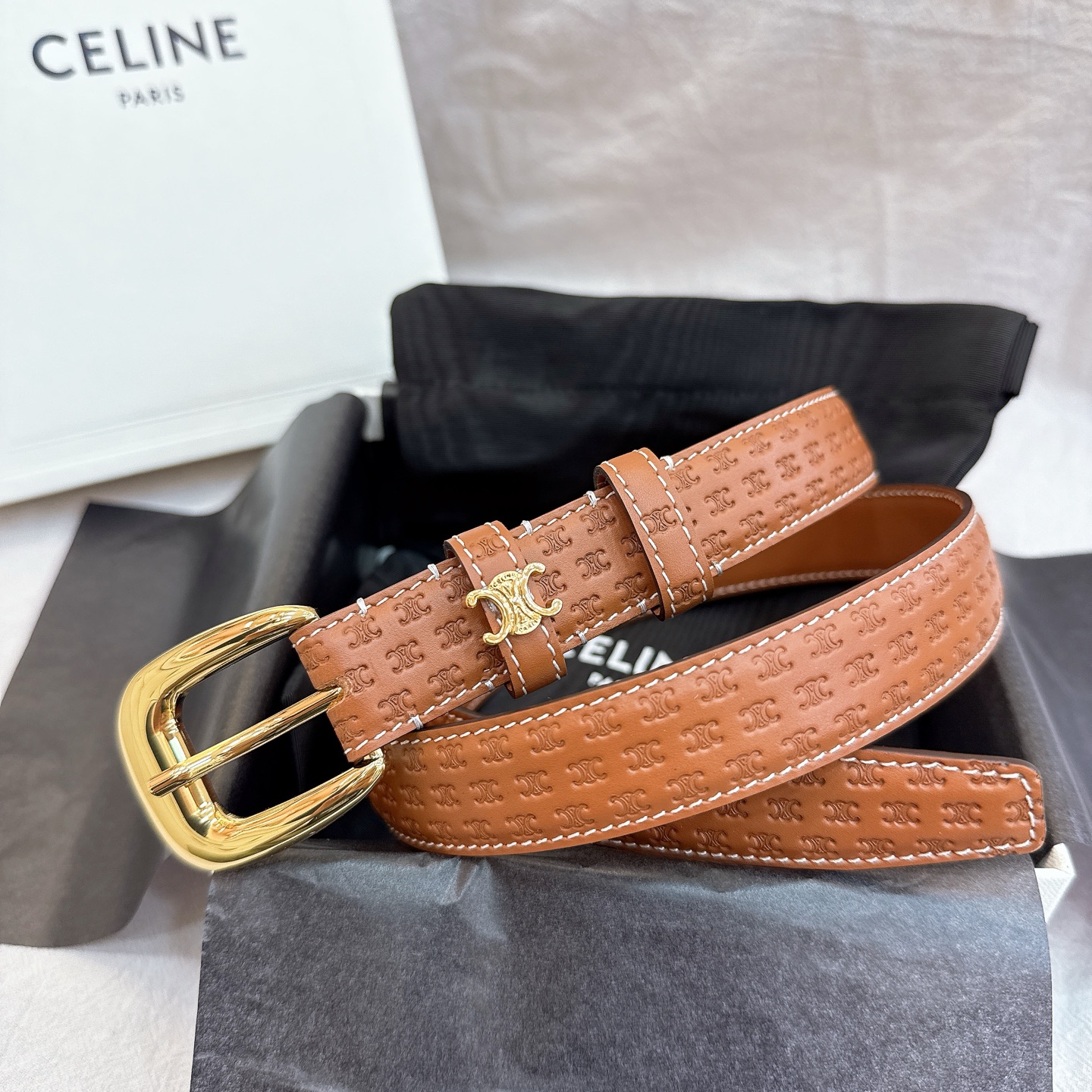 - Celine 2.5针扣凯旋门女士腰带这款采用进口光滑牛皮革腰带，质地柔软细腻，光泽自然，耐用性强，