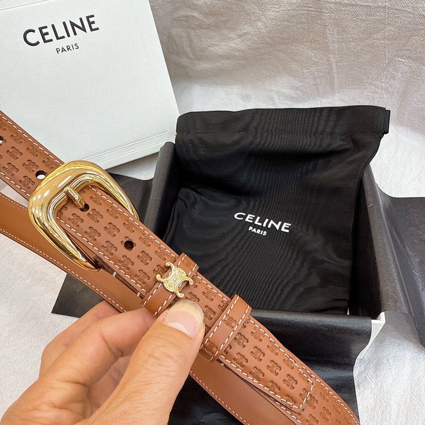 - Celine 2.5针扣凯旋门女士腰带这款采用进口光滑牛皮革腰带，质地柔软细腻，光泽自然，耐用性强，