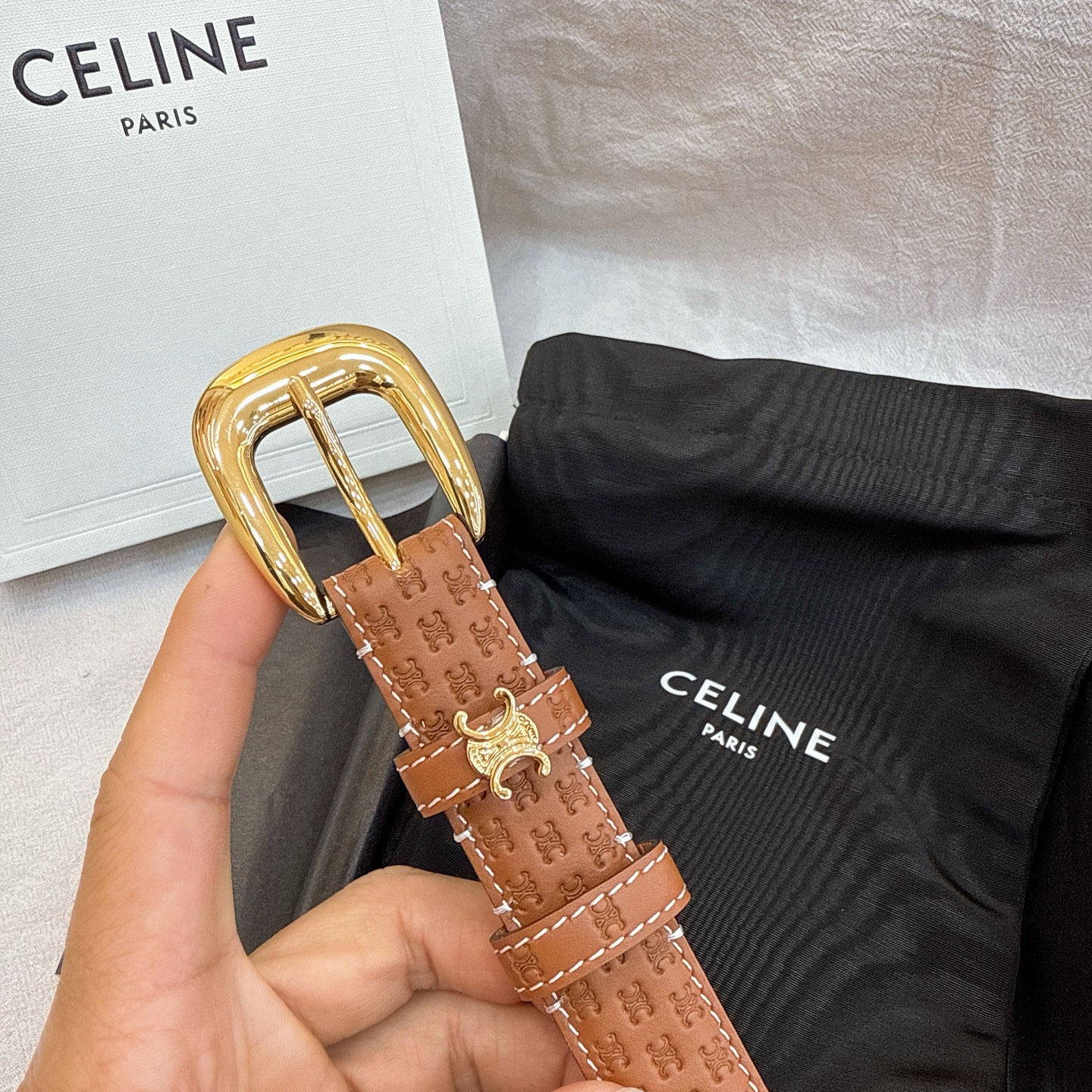 - Celine 2.5针扣凯旋门女士腰带这款采用进口光滑牛皮革腰带，质地柔软细腻，光泽自然，耐用性强，