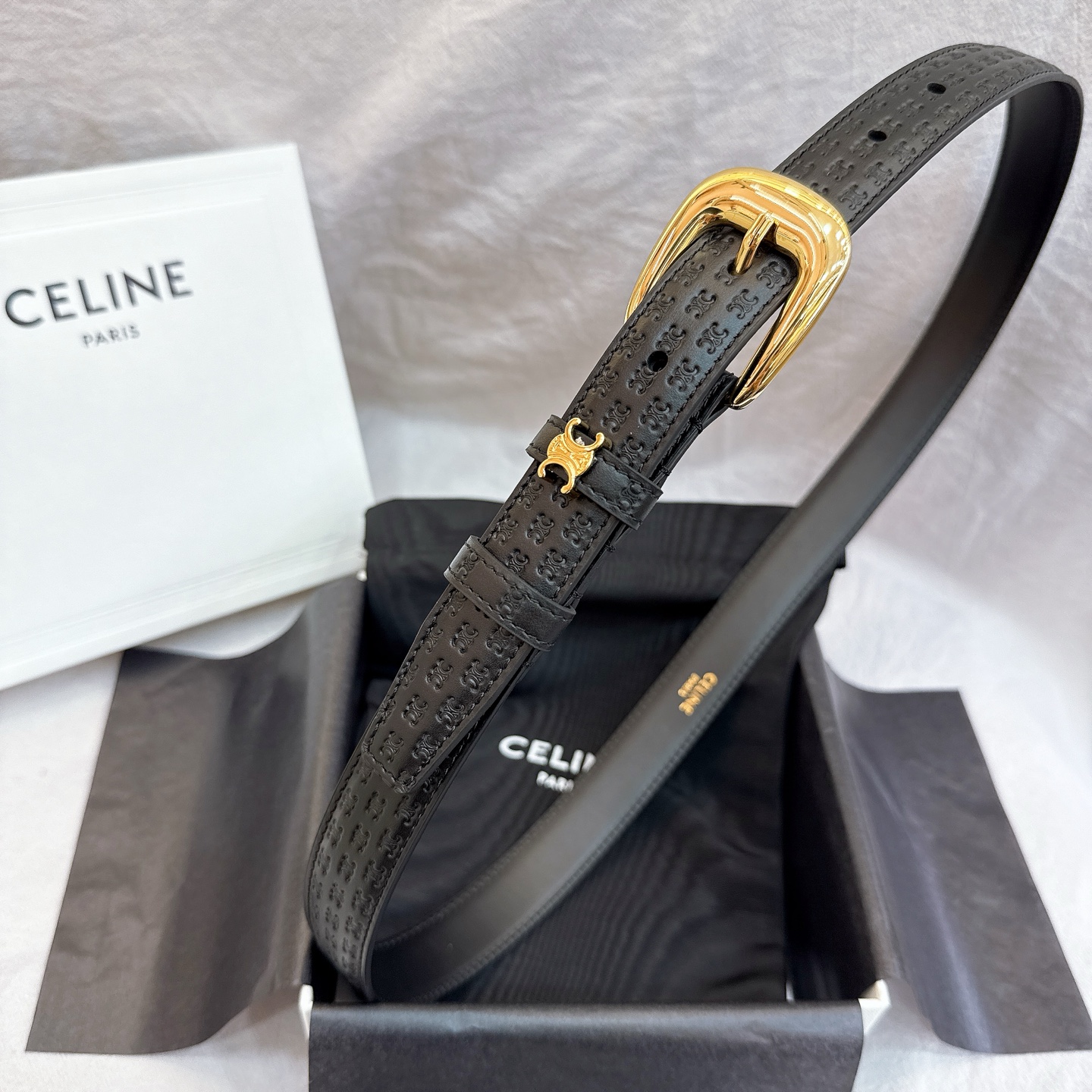 - Celine 2.5针扣凯旋门女士腰带这款采用进口光滑牛皮革腰带，质地柔软细腻，光泽自然，耐用性强，