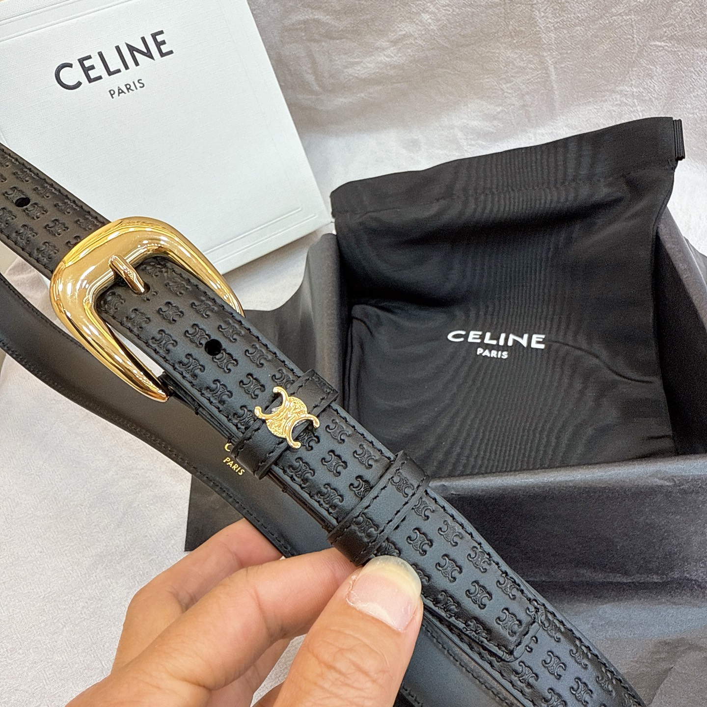 - Celine 2.5针扣凯旋门女士腰带这款采用进口光滑牛皮革腰带，质地柔软细腻，光泽自然，耐用性强，