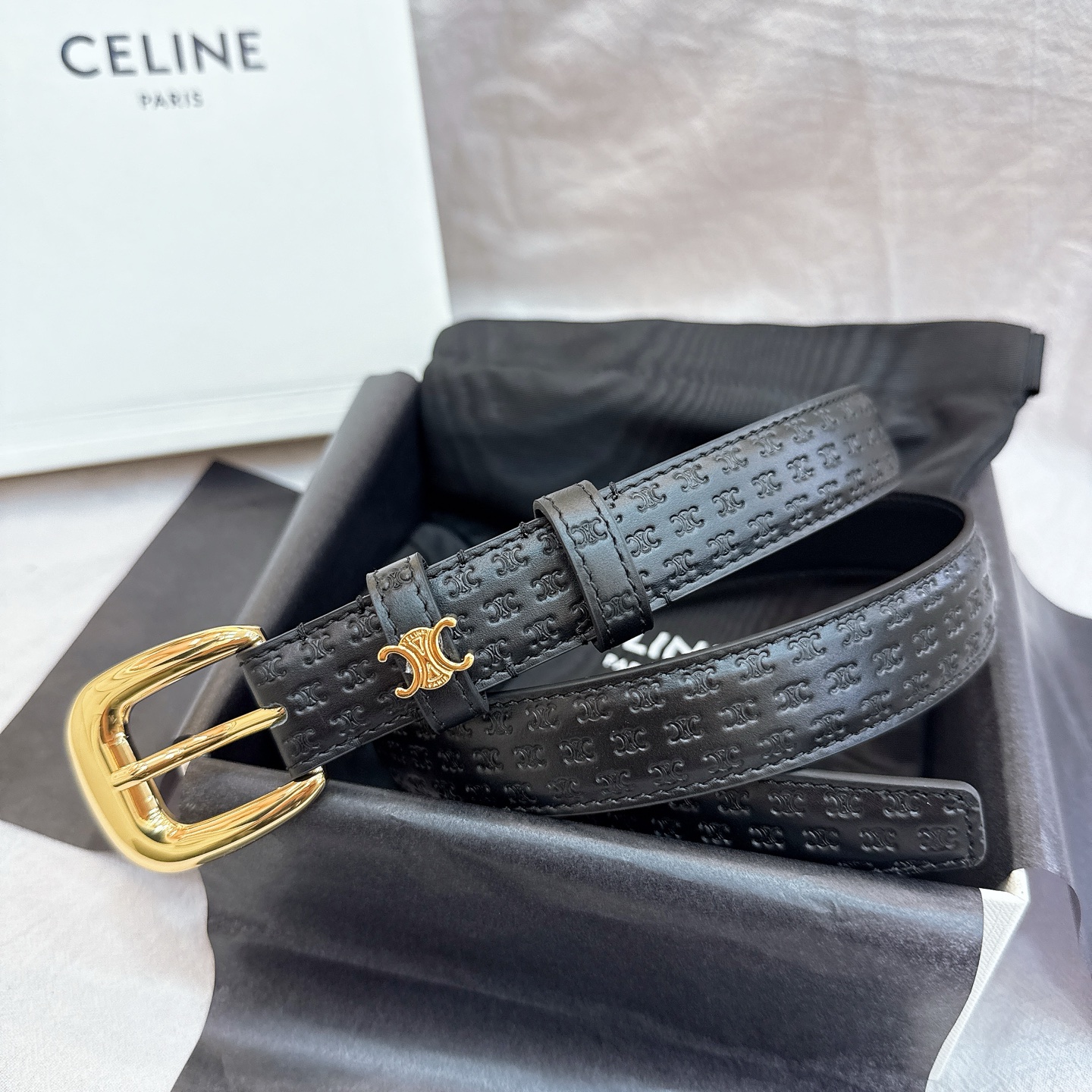- Celine 2.5针扣凯旋门女士腰带这款采用进口光滑牛皮革腰带，质地柔软细腻，光泽自然，耐用性强，