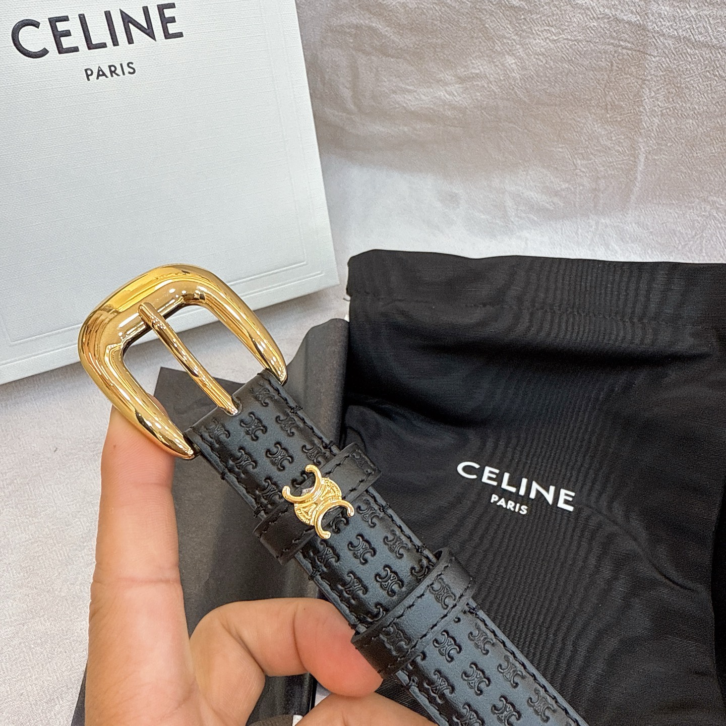 - Celine 2.5针扣凯旋门女士腰带这款采用进口光滑牛皮革腰带，质地柔软细腻，光泽自然，耐用性强，