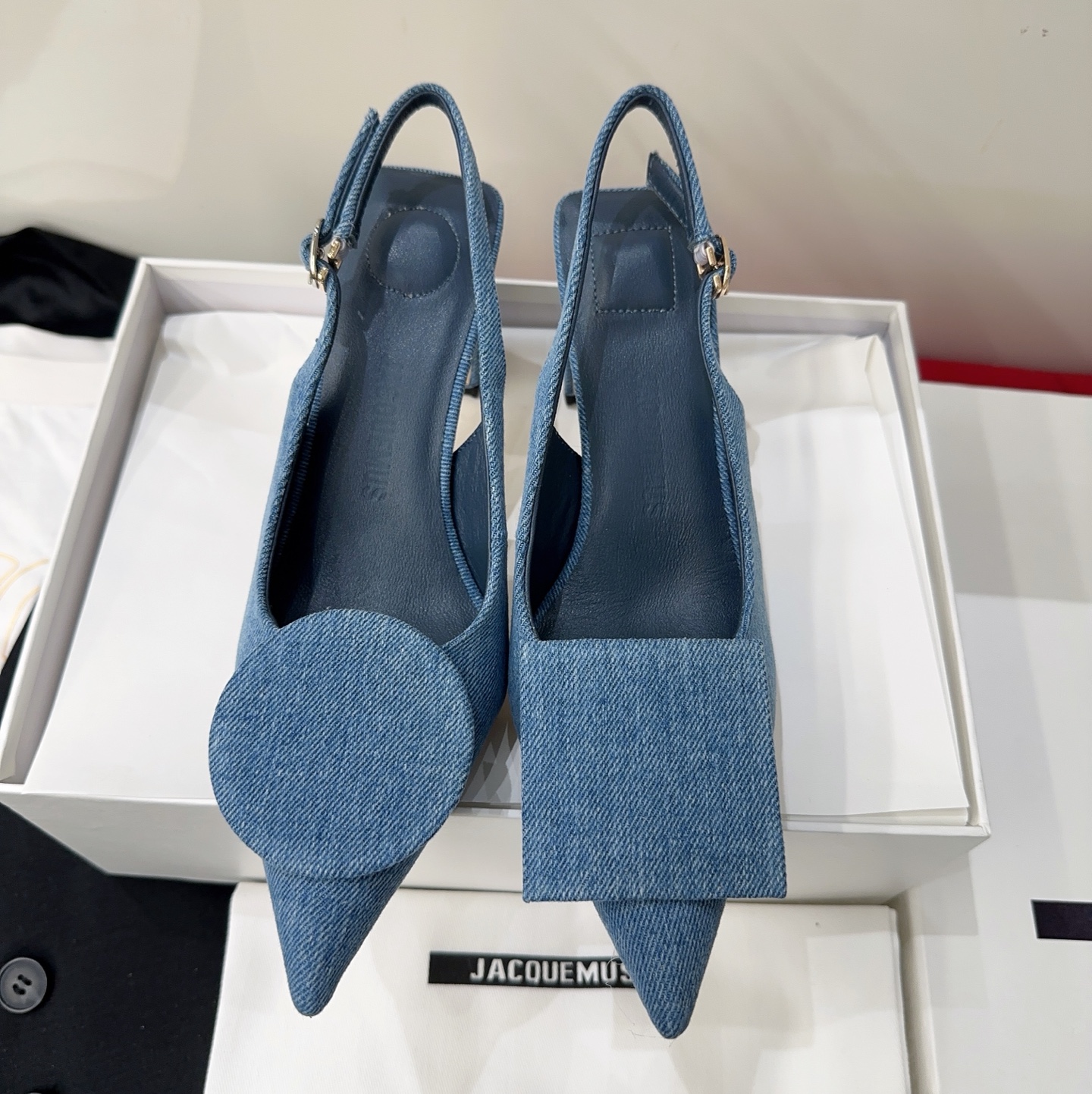 NO:788048,Jacquemus 2026 early spring new high-heeled sandals, the popular square toe design and anise style collide with each other to create personality, they are playful, cute, fashionable and beautiful. The square and round decoration is very girly, and the overall daily wear is very fashionable. It is made of cowhide/washed denim fabric, sheepskin lining, genuine leather outsole imported from Italy, size 35-39# (40# custom-made, non-returnable and non-exchangeable), high-heeled sandals, sandals, high  heels,cowhide,sheepskin,Leather soles19860909Jacquemus 2026早春新款高跟凉鞋,流行的方头设计和茴蕾风碰撞则个性,俏皮可爱时尚好看方圆装饰很有少女感,整体日常穿搭非常洋气就对了对版牛皮/水洗牛仔布面料,羊皮内里,意大利进口真皮大底,码数35-39#（40#订做不退不换),高跟鞋凉鞋,sandals,high heels,cowhide,sheepskin,Leather soles,Women's Shoes