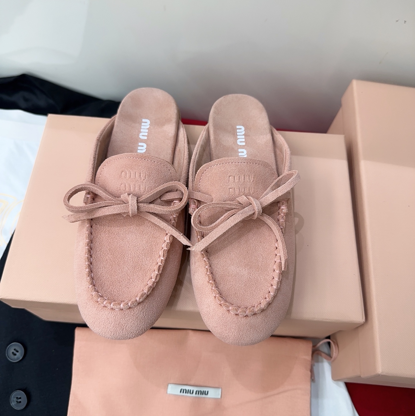 NO:788057,miumi* 2026 new early spring loafers are cute and cute, making people feel bright. They can be both sweet girls and cool. The more you look at them, the more you look at them. They are made of cow suede fabric, sheepskin lining, private molded rubber non-slip and wear-resistant outsole, size 35-39# (40# is custom-made and non-returnable). Slippers, single shoes, loafers and half-slippers, miumiu, loafers, slippers, sheepskin19860909miumi* 2026早春新款乐福鞋可可爱爱的乐福,让人眼前一亮的感觉,既能当甜妹又能扮拽酷越看越上头对版牛反绒面料,羊皮内里,私模橡胶防滑耐磨大底,尺码35-39#（40#订做不退换） 拖鞋 单鞋,乐福鞋半拖,miumiu,loafers,slippers,sheepskin,Women's Shoes