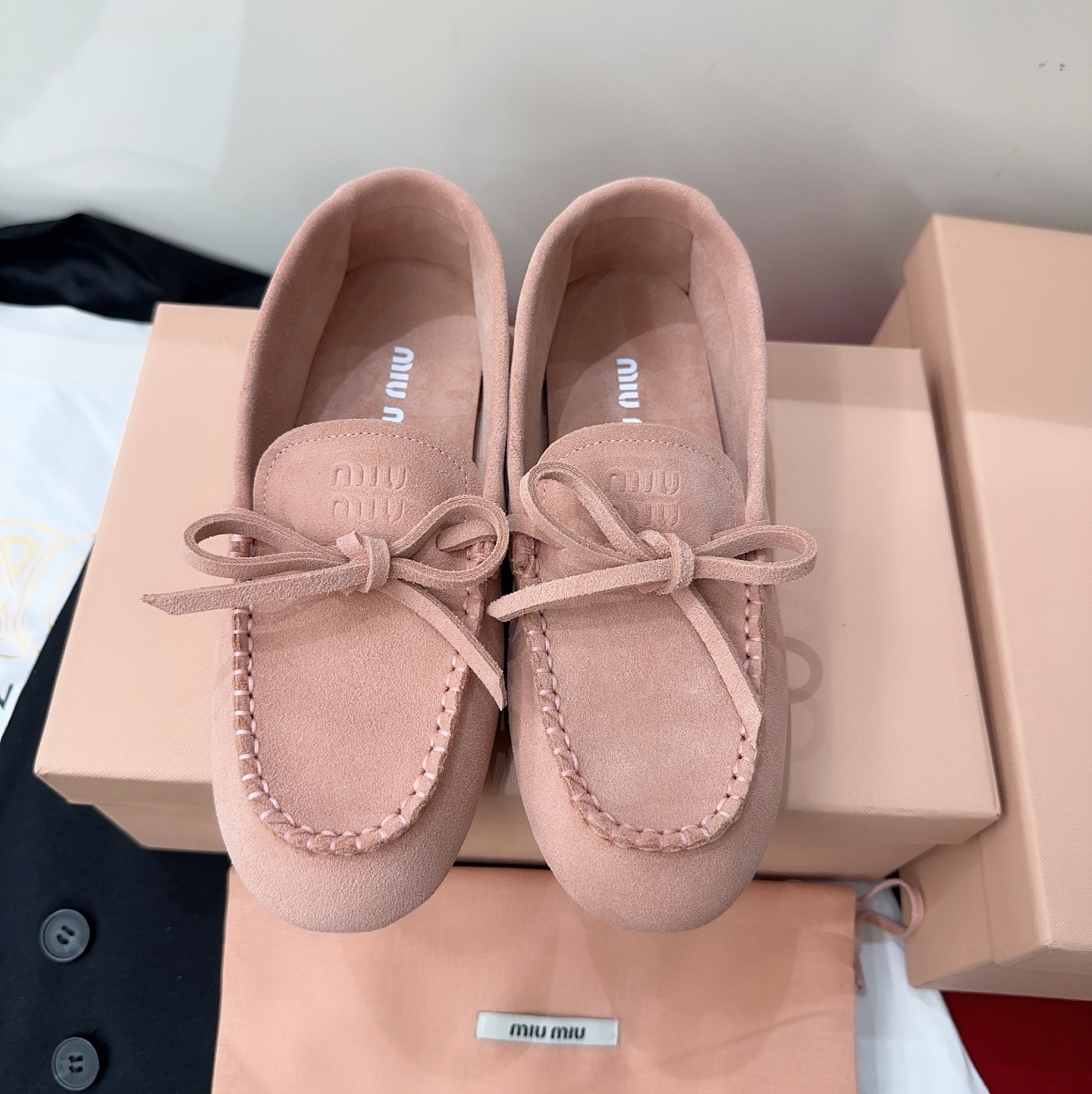 NO:780714,miumi* 2026 new early spring loafers are cute and cute. They make people feel bright. They can be both sweet girls and cool. The more you look at them, the more you look at them. They are made of cow suede fabric, sheepskin lining, private molded rubber non-slip and wear-resistant outsole, size 35-39# (40# custom-made, non-refundable), loafers half-slip, miumiu, loafers, sheepskin19860909miumi* 2026早春新款乐福鞋可可爱爱的乐福,让人眼前一亮的感觉,既能当甜妹又能扮拽酷越看越上头对版牛反绒面料,羊皮内里,私模橡胶防滑耐磨大底,尺码35-39#（40#订做不退换）,乐福鞋半拖,miumiu,loafers,sheepskin,Women's Shoes