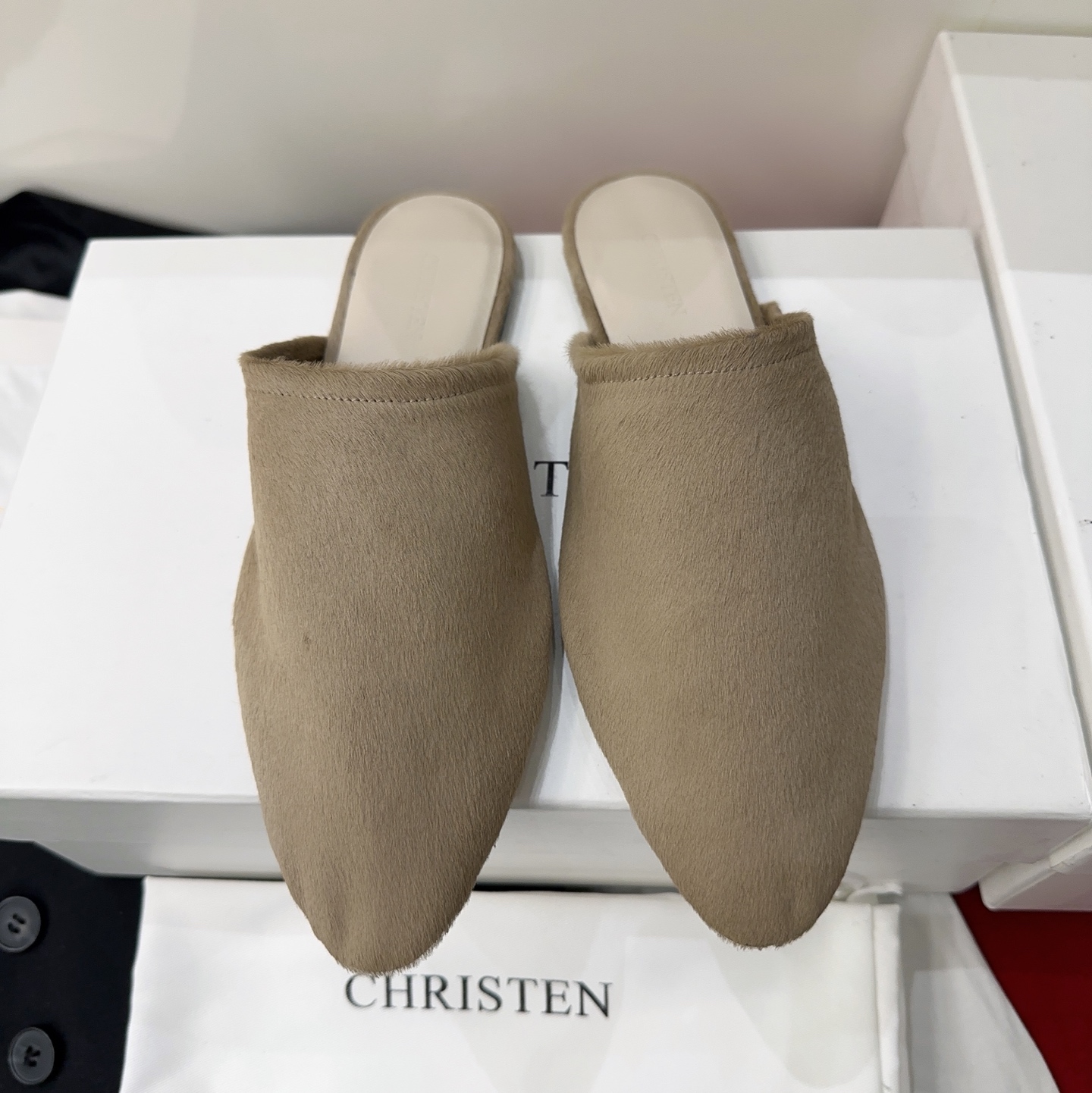 NO:788060,christen2026 new early spring horse hair slippers, the latest designer women's shoe brand with the same name, slippers as comfortable as socks, beautiful, minimalist and high-end, matching horse hair fabric, sheepskin lining, Italian imported genuine leather outsole, size 35-39# (40# can be customized without return), half slippers, slippers, sheepskin, Leather soles, socks19860909christen2026早春新款马毛拖鞋,最新成立的设计师同名女鞋品牌,像袜子一样舒服的拖鞋,漂亮极简又高级,对版马毛面料,羊皮内里,意大利进口真皮大底,码数35-39#（40#可订做不退换）,半拖,slippers,sheepskin,Leather soles,socks,Women's Shoes