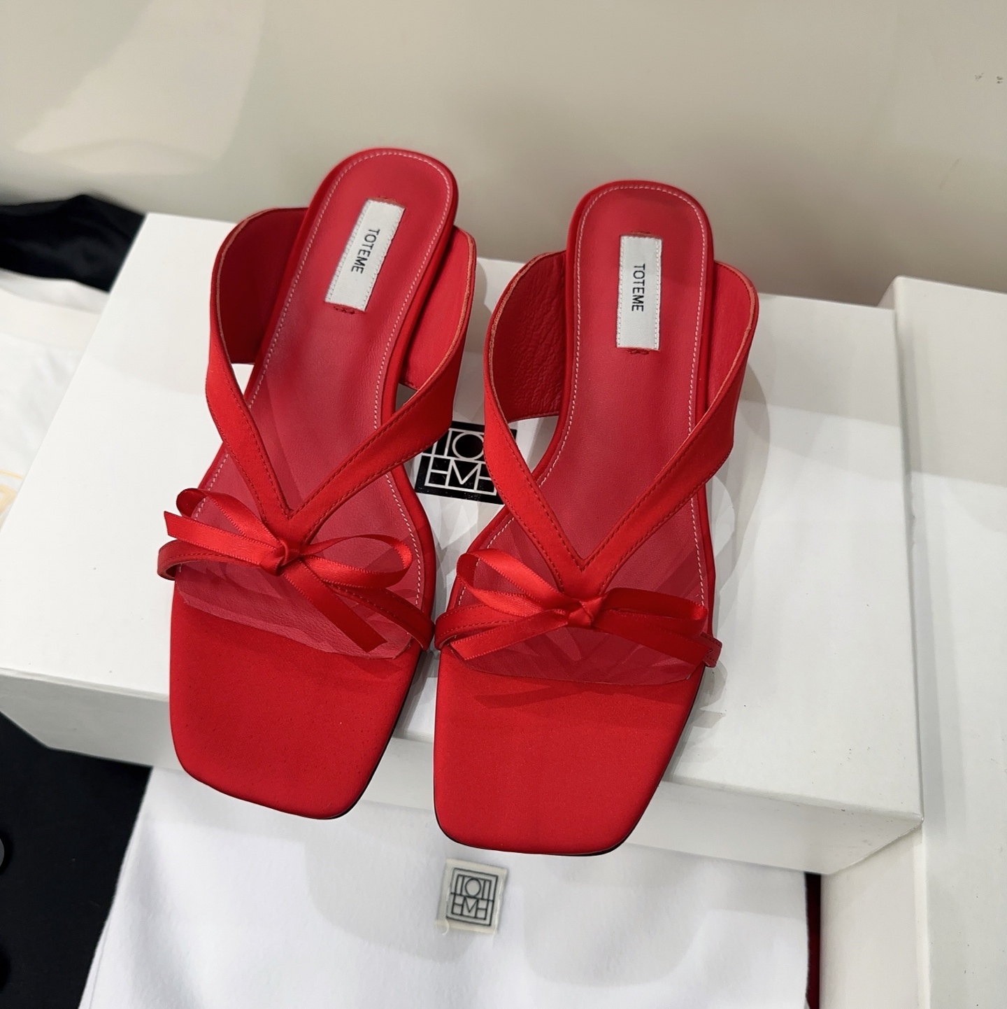 NO:788054,toteme 2026 spring and summer new minimalist style treasure slippers have a kind of minimalism, called toteme simple and neat lines, the overall look is super high-end, and the sense of fashion is instantly full of matching silk cloth fabric, sheepskin lining, Italian imported genuine leather outsole, size 35-39# (40# can be customized and non-returnable), split-toe shoes, slippers, sheepskin, real silk, Leather soles19860909toteme 2026春夏新款极简风宝藏拖鞋有一种极简,叫做toteme简单利落的线条,整体看上去超级高级,时髦感一下子就拉满对版真丝布面料,羊皮内里,意大利进口真皮大底,尺码35-39#（40#可订做不退换）,分趾鞋,slippers,sheepskin,real silk,Leather soles,Women's Shoes