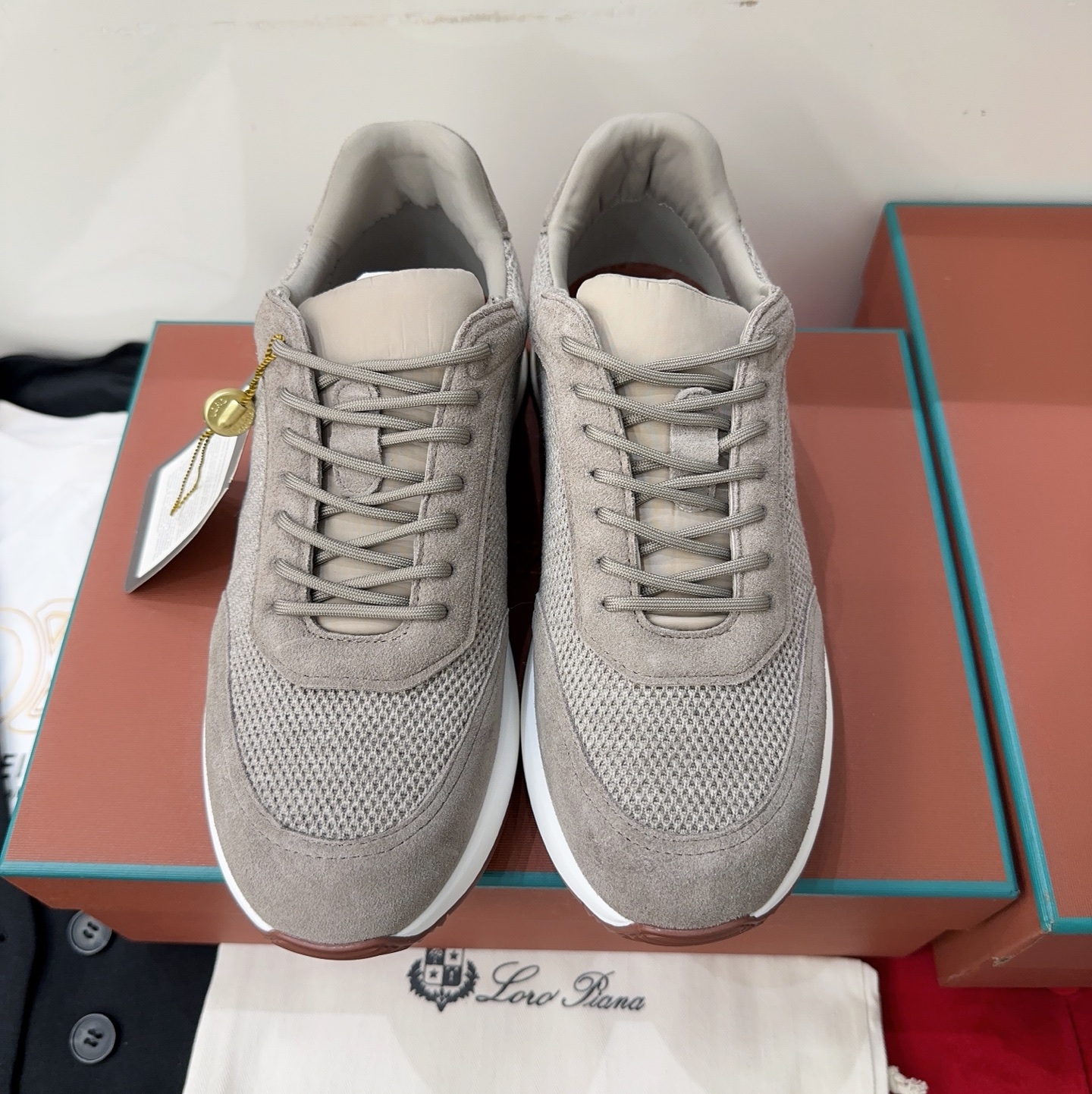 NO:789190,Loro Pian*26 men's new sports shoes are super soft and waxy, comfortable and fashionable. This is the legendary casual shoe that will not tire your feet after walking 20,000 steps. This pair has the appearance and feel of the cow suede technical cloth fabric, sheepskin lining, private molded rubber non-slip outsole, size 39-44# (45.46 custom made, non-refundable), casual shoes/sports shoes, loro piana, sneakers, sheepskin19860909Loro Pian*26男士新款运动鞋超级软糯,舒适时尚两不误这就是传说走两万步都不会累脚的休闲鞋,这双把颜值和脚感都拿捏住了对版牛反绒科技布面料,羊皮内里,私模橡胶防滑大底,码数39-44#（45.46订制不退不换）,休闲鞋/运动鞋,loro piana,sneakers,sheepskin,Women's Shoes