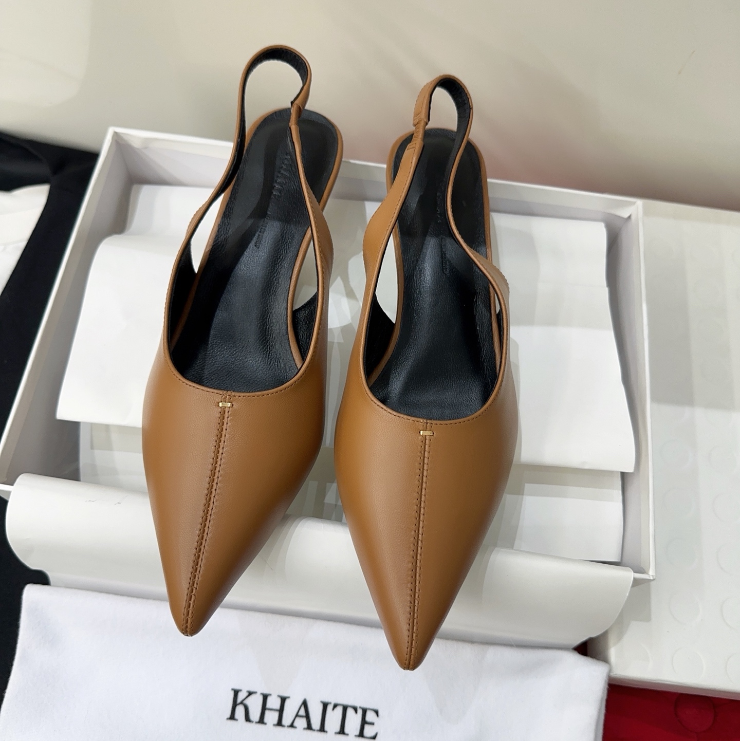 NO:789187,Sharing Khaite 6 new early spring sandals and beautiful shoes, the most fairy sandals this season, with high-end fashion sense and super texture. Wear them to become a unique khaite girl. Matched sheepskin/embossed cowhide fabric, sheepskin lining, distressed leather sole imported from Italy, size 35-39# (40# custom-made, non-returnable), sandals, sandals, cowhide, sheepskin19860909Khaite 6早春新款凉鞋美鞋分享,本季最仙的凉鞋,自带高级时髦感,质感超强穿上它做独具一格的khaite女孩,对版羊皮/压纹牛皮面料,羊皮内里,意大利进口做旧真皮底,码数35-39#（40#订做不退换）,凉鞋,sandals,cowhide,sheepskin,Women's Shoes