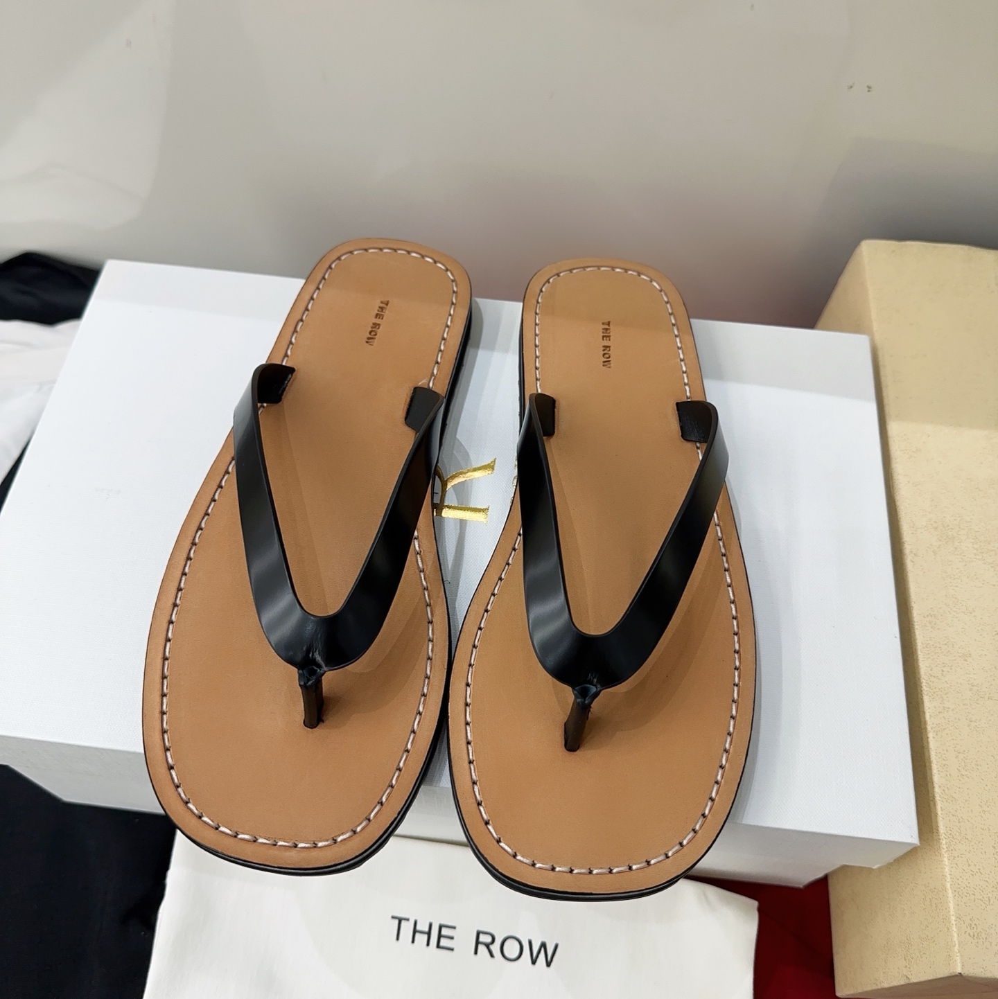 NO:789183,The row 2026 spring and summer new flip-flops. In the hot summer, whether you are going on vacation or shopping, flip-flops are simply a must-have item for lazy people. They are versatile and make walking easier and more enjoyable. Enjoy a cool summer. Size 35-39# (40# is custom-made and cannot be returned or exchanged), split-toe shoes, slippers19860909The row 2026春夏新款夹趾拖鞋,炎炎夏日,不管是去度假,还是逛街,人字拖简直就是懒人必备单品,百搭不出错,行走更轻松愉悦,享受清凉一夏,码数35-39#（40#订做不退换）,分趾鞋,slippers,Women's Shoes