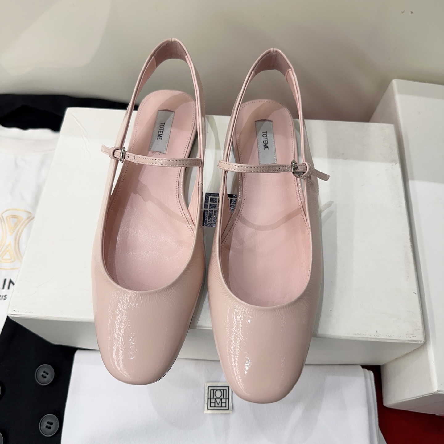 NO:789182,toteme 2026 spring and summer new minimalist style treasure slippers have a kind of minimalism, called toteme simple and neat lines, the overall look is super high-end, and the fashion sense is instantly full of matching cowhide/silk fabric, sheepskin lining, Italian imported genuine leather outsole, size 35-39# (40# can be customized and non-returnable), sandals, sandals, slippers, cowhide, sheepskin, real silk, Leather soles19860909toteme 2026春夏新款极简风宝藏拖鞋有一种极简,叫做toteme简单利落的线条,整体看上去超级高级,时髦感一下子就拉满对版牛皮/真丝布面料,羊皮内里,意大利进口真皮大底,尺码35-39#（40#可订做不退换）,凉鞋,sandals,slippers,cowhide,sheepskin,real silk,Leather soles,Women's Shoes