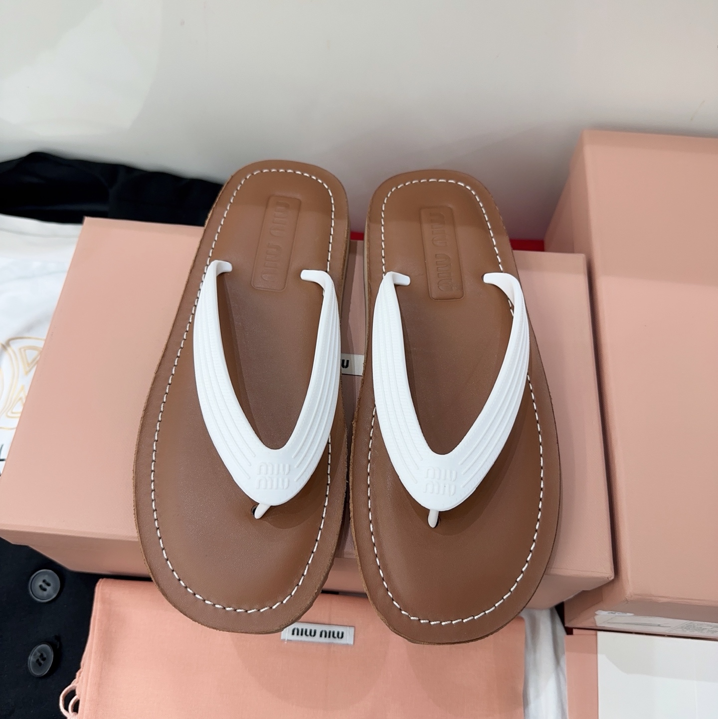 NO:780699,miu mi* 2026 spring and summer new flip-flops. In the hot summer, whether you are going on vacation or shopping, flip-flops are simply a must-have item for lazy people. They are versatile and can make walking more relaxed and enjoyable. Enjoy a cool summer. Size 35-39# (40# is custom-made and cannot be returned or exchanged), split-toe shoes, miumiu, slippers19860909miu mi* 2026春夏新款夹趾拖鞋,炎炎夏日,不管是去度假,还是逛街,人字拖简直就是懒人必备单品,百搭不出错,行走更轻松愉悦,享受清凉一夏,码数35-39#（40#订做不退换）,分趾鞋,miumiu,slippers,Women's Shoes