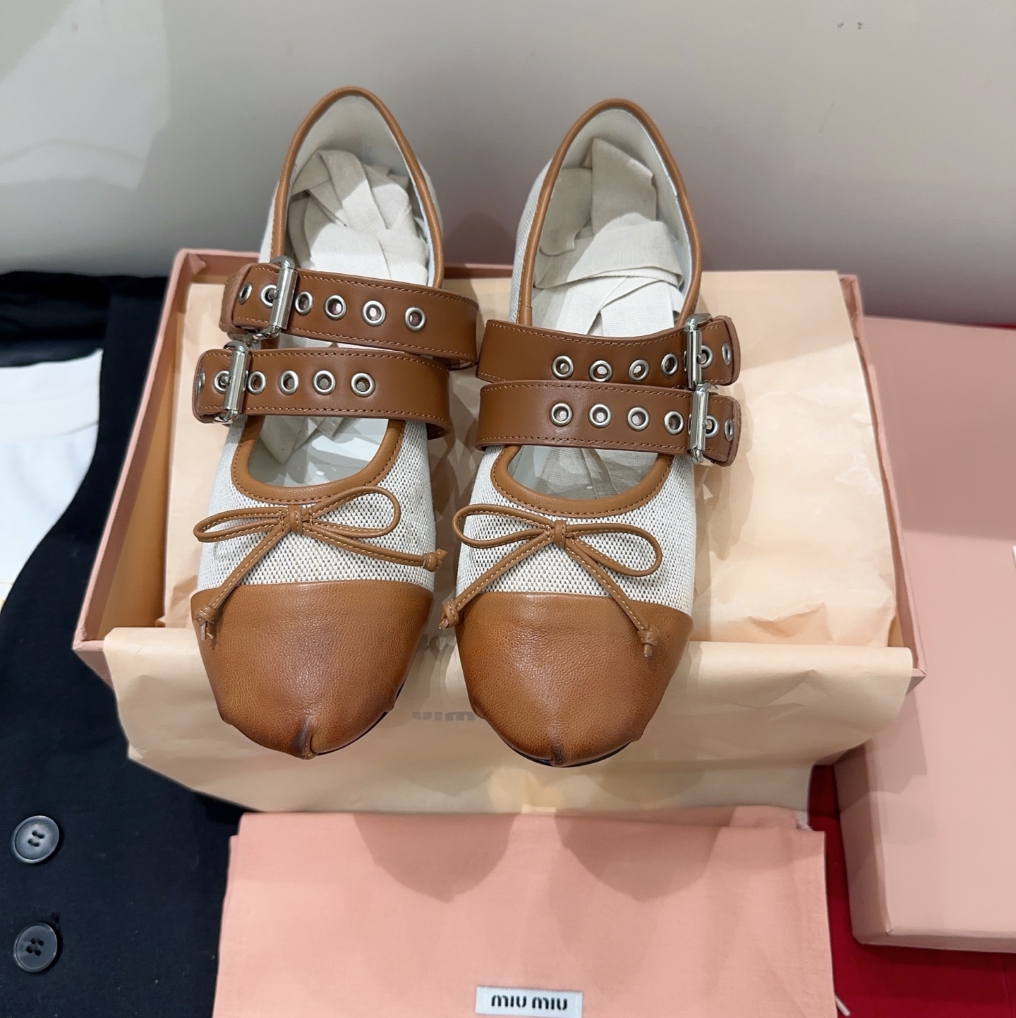 NO:780489,Fabric surface Leather surface miumi* 2026 spring and summer new Mary Jane ballet shoes, full of high-end sense, this season's ballet shoes are really sweet, once again hit the hearts of girls, soft shoes, super texture, you can't help but dance when you wear them. Versatile sheepskin fabric, sheepskin feet, private molded rubber non-slip and wear-resistant outsole, size 35-39# (40# custom-made, non-refundable), Mary Jane, miumiu, mary jane, sheepskin19860909布面 皮面 miumi*2026春夏新款玛丽珍芭蕾舞鞋,满满的高级感,这一季的芭蕾舞鞋,真的好甜,再次击中少女心,柔软的鞋子,质感超强,穿上让人忍不住翩翩起舞对版羊皮面料,羊皮垫脚,私模橡胶防滑耐磨大底,尺码35-39#（40#订做不退换）,玛丽珍,miumiu,mary jane,sheepskin,Women's Shoes