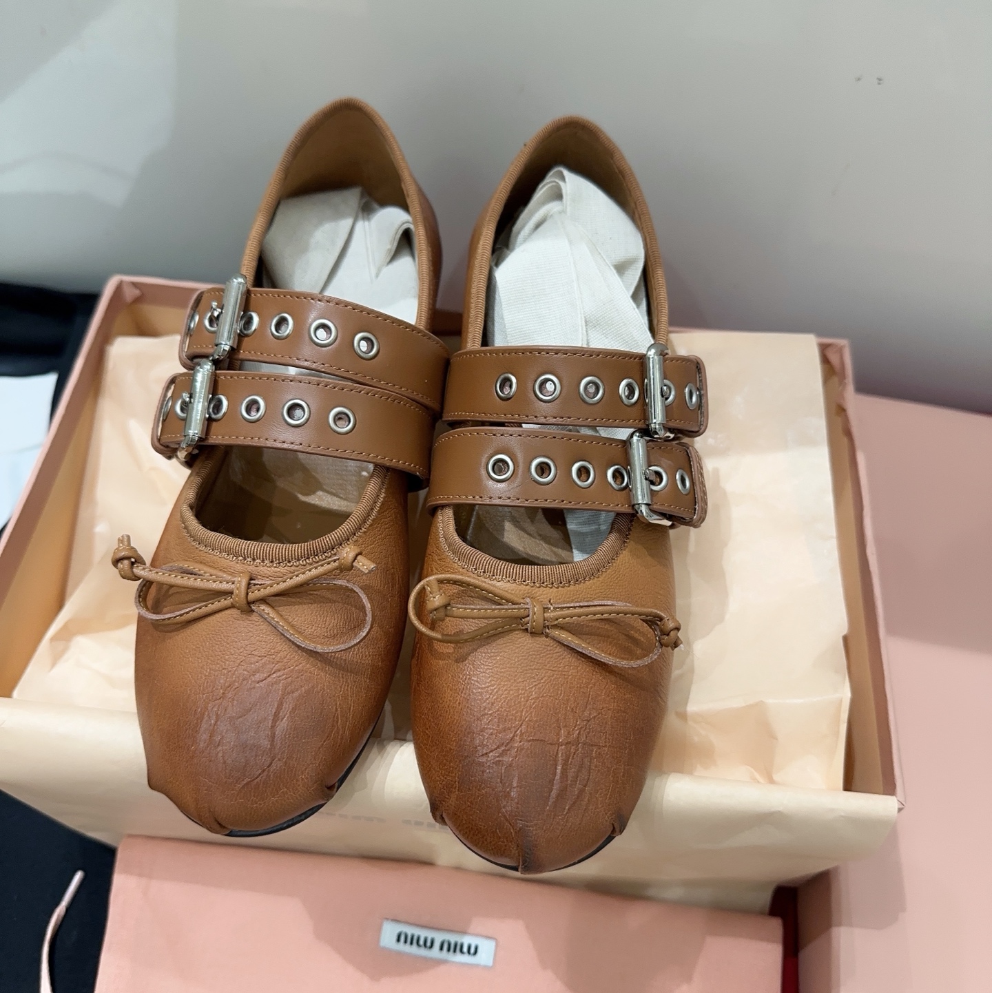 NO:780494,Fabric surface Leather surface miumi* 2026 spring and summer new Mary Jane ballet shoes, full of high-end sense, this season's ballet shoes are really sweet, once again hit the hearts of girls, soft shoes, super texture, you can't help but dance when you wear them. Versatile sheepskin fabric, sheepskin feet, private molded rubber non-slip and wear-resistant outsole, size 35-39# (40# custom-made, non-refundable), Mary Jane, miumiu, mary jane, sheepskin19860909布面 皮面 miumi*2026春夏新款玛丽珍芭蕾舞鞋,满满的高级感,这一季的芭蕾舞鞋,真的好甜,再次击中少女心,柔软的鞋子,质感超强,穿上让人忍不住翩翩起舞对版羊皮面料,羊皮垫脚,私模橡胶防滑耐磨大底,尺码35-39#（40#订做不退换）,玛丽珍,miumiu,mary jane,sheepskin,Women's Shoes