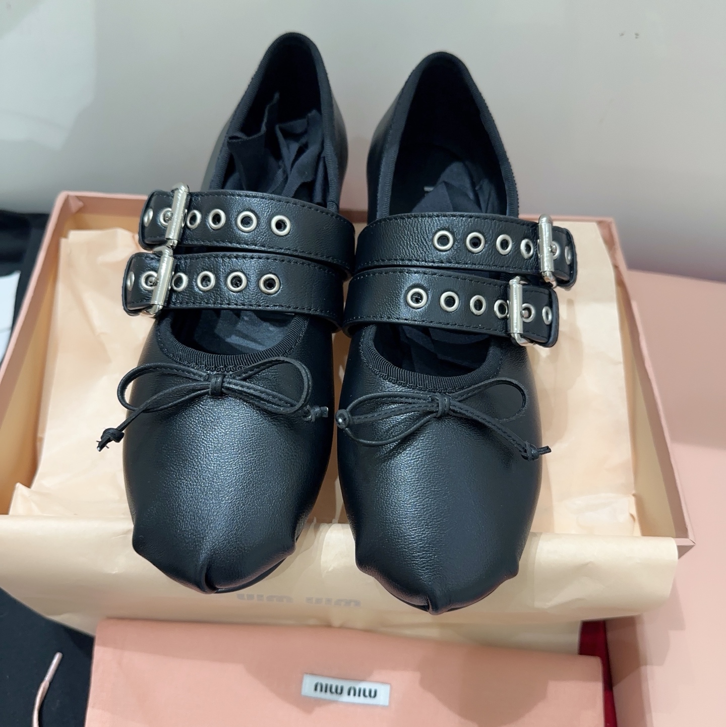 NO:780501,Fabric surface Leather surface miumi* 2026 spring and summer new Mary Jane ballet shoes, full of high-end sense, this season's ballet shoes are really sweet, once again hit the hearts of girls, soft shoes, super texture, you can't help but dance when you wear them. Versatile sheepskin fabric, sheepskin feet, private molded rubber non-slip and wear-resistant outsole, size 35-39# (40# custom-made, non-refundable), Mary Jane, miumiu, mary jane, sheepskin19860909布面 皮面 miumi*2026春夏新款玛丽珍芭蕾舞鞋,满满的高级感,这一季的芭蕾舞鞋,真的好甜,再次击中少女心,柔软的鞋子,质感超强,穿上让人忍不住翩翩起舞对版羊皮面料,羊皮垫脚,私模橡胶防滑耐磨大底,尺码35-39#（40#订做不退换）,玛丽珍,miumiu,mary jane,sheepskin,Women's Shoes