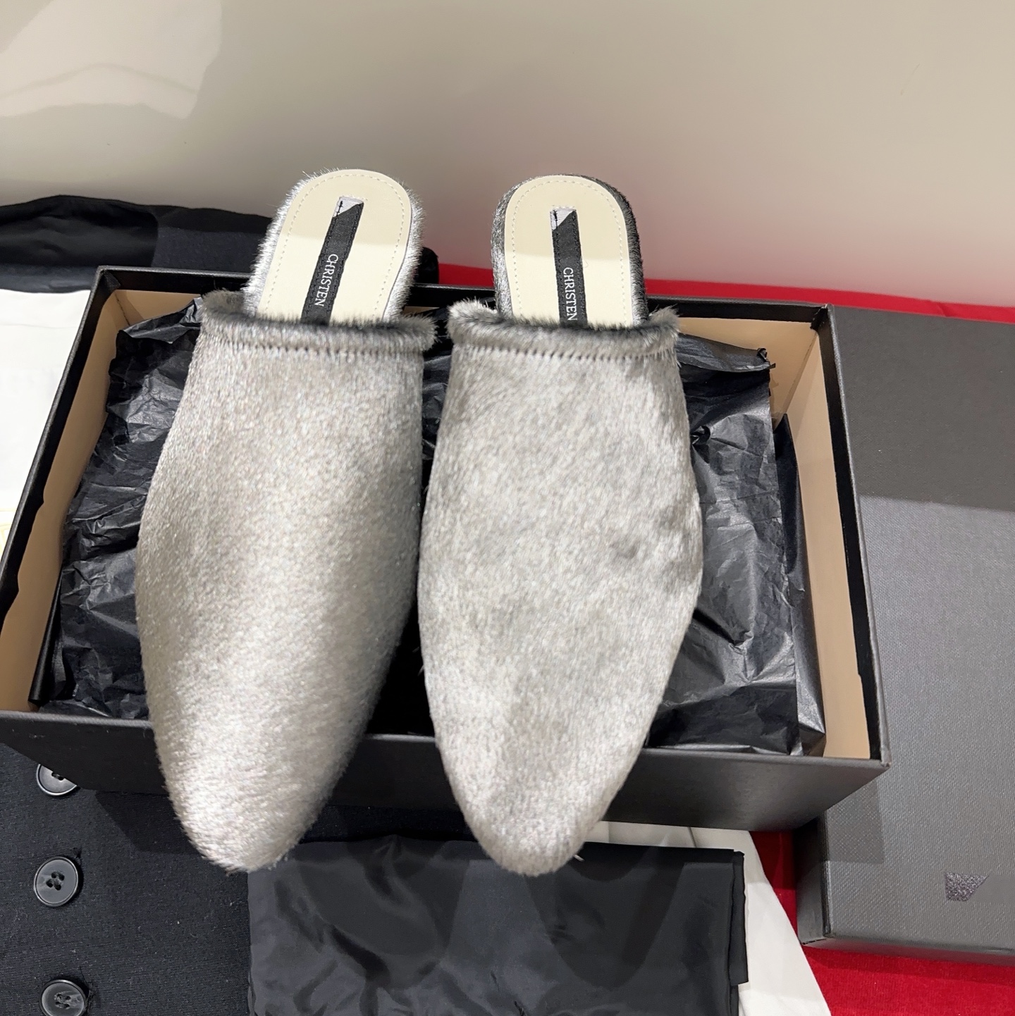 NO:780509,christen2026 new early spring horse hair slippers, the latest designer women's shoe brand with the same name, slippers as comfortable as socks, beautiful, minimalist and high-end, matching horse hair fabric, sheepskin lining, Italian imported genuine leather outsole, size 35-39# (40# can be customized without return), half slippers, slippers, sheepskin, Leather soles, socks19860909christen2026早春新款马毛拖鞋,最新成立的设计师同名女鞋品牌,像袜子一样舒服的拖鞋,漂亮极简又高级,对版马毛面料,羊皮内里,意大利进口真皮大底,码数35-39#（40#可订做不退换）,半拖,slippers,sheepskin,Leather soles,socks,Women's Shoes