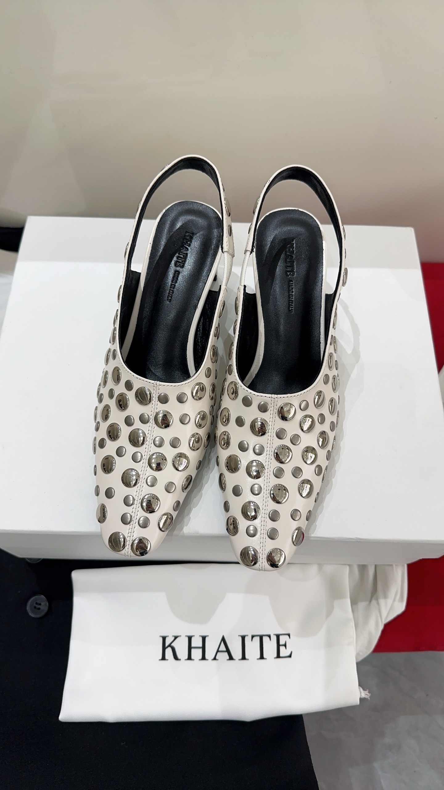 NO:781626,Khaite 6 new punk style rivet Roman sandals, awesome rivet sandals, each rivet is a work of art, with its own high-end fashion sense and super texture. Wear it to become a unique khaite girl. Matching high-quality cowhide private model hardware fabric, sheepskin lining, genuine leather sole imported from Italy, code number 35-39# (40# can be customized and non-returnable), sandals, sandals, cowhide, sheepskin19860909Khaite 6新款朋克风铆钉罗马凉鞋,超赞的铆钉凉鞋,每一个铆钉都是一个艺术品,自带高级时髦感,质感超强穿上它做独具一格的khaite女孩,对版优质牛皮私模五金面料,羊皮内里,意大利进口真皮底,码数35-39#（40#可订做不退换）,凉鞋,sandals,cowhide,sheepskin,Women's Shoes