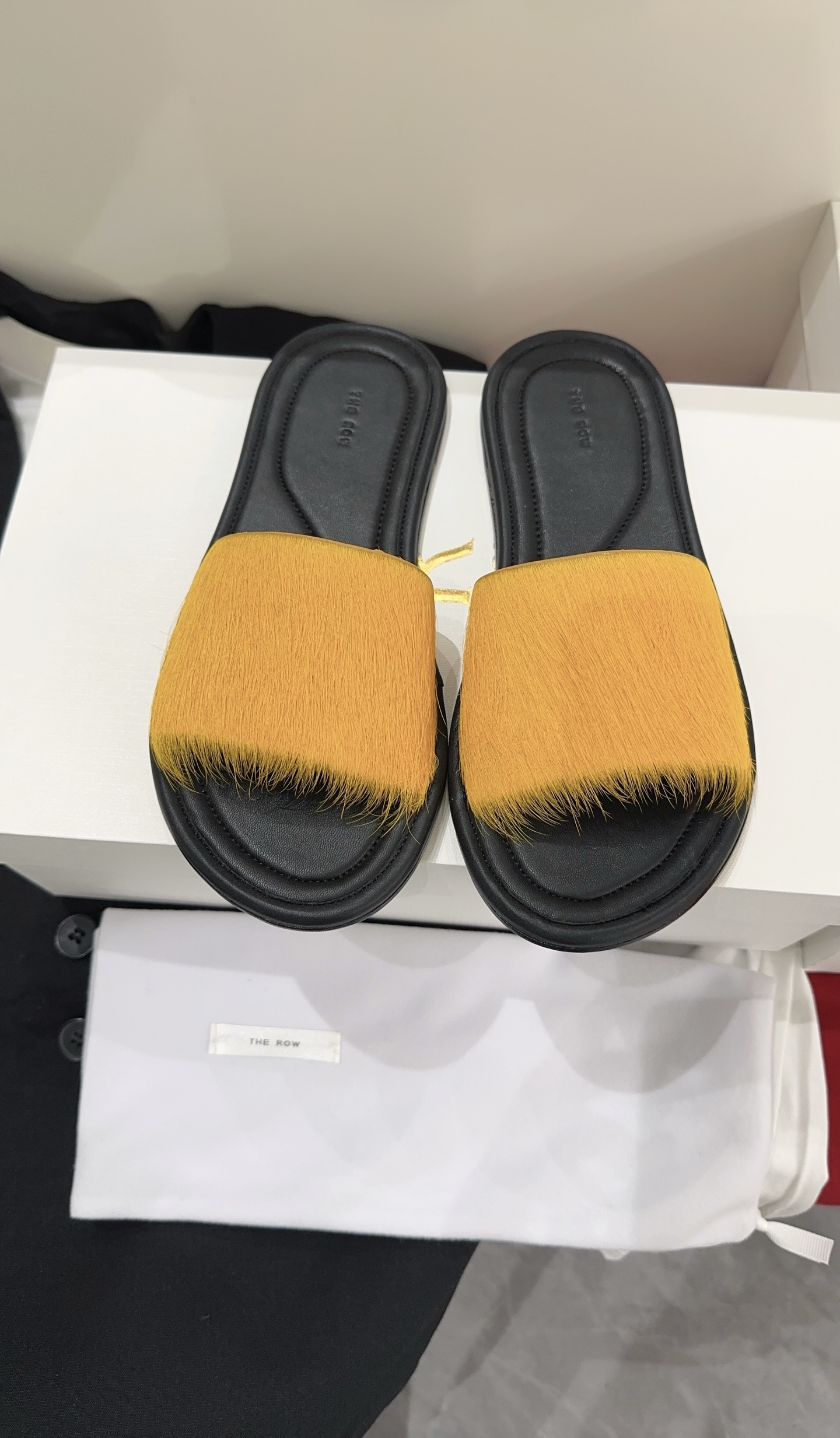 NO:781619,The row 2026 spring and summer new slippers, you can always trust the row. Minimalism and retro are their synonyms. They are as simple as ever, with a sense of design, simple and smooth lines, and full of details. Cowhide/horse hair fabric, wool lining, genuine leather outsole imported from Italy, size 35-39# (40# custom-made, non-returnable) horse hair cowhide, slippers, slippers, cowhide, Leather soles19860909The row 2026春夏新款拖鞋你可以永远相信the row ,极简、复古是他们的代名词,一如既往的简单,有设计感,线条简洁流畅,细节满满对版牛皮/马毛面料,羊毛内里,意大利进口真皮大底,尺码35-39#（40#订做不退换） 马毛 牛皮,拖鞋,slippers,cowhide,Leather soles,Women's Shoes