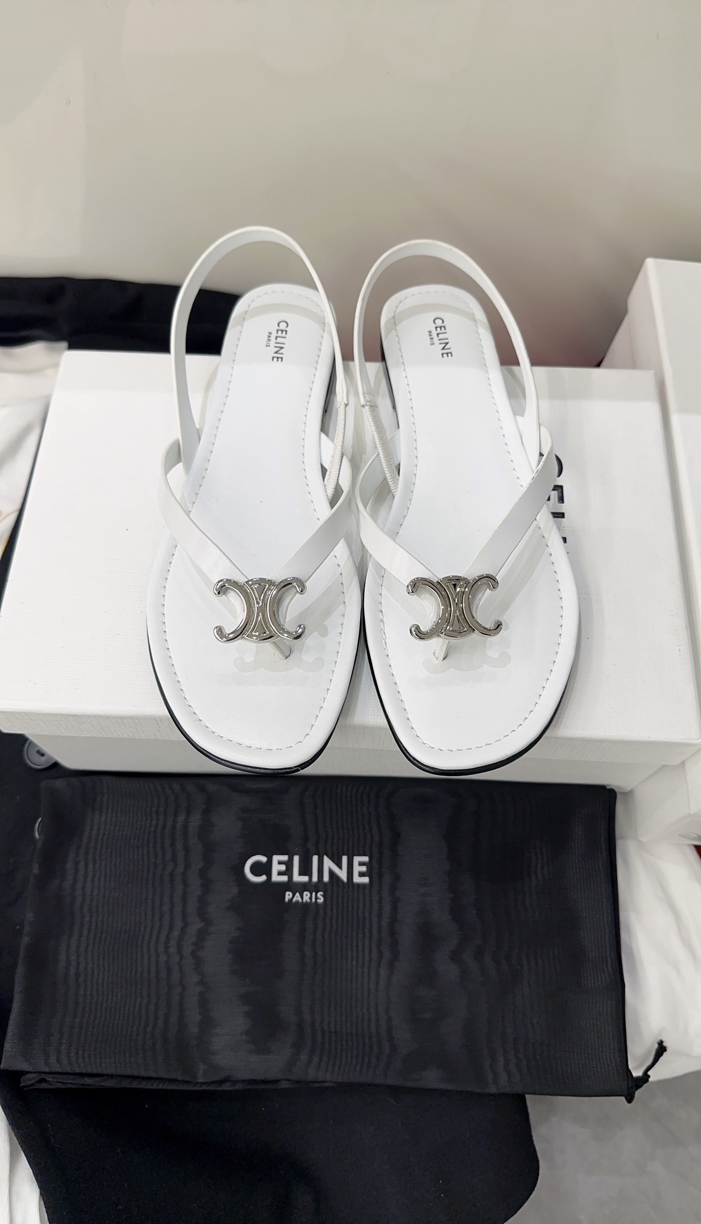 NO:781613,Celin*2026 spring and summer new sandals are very street and very chic. The adjustable elastic band makes them comfortable and comfortable to wear, bringing you an unprecedented comfortable street experience. They are easy to wear without tiring your feet, allowing you to go out as much as you like. Select cowhide, sheepskin lining, Italian imported genuine leather outsole, code number 35-39# (40# custom-made, non-refundable), sandals, celine, sandals, cowhide, sheepskin, Leather soles19860909Celin*2026春夏新款凉鞋非常街头非常chic 可调节松紧带,穿着舒适自在,带给你前所未有的舒适出街体验,好穿不累脚,让你肆意出门嗨翻天甄选牛皮,羊皮内里,意大利进口真皮大底,码数35-39#（40#定做不退换）,凉鞋,celine,sandals,cowhide,sheepskin,Leather soles,Women's Shoes