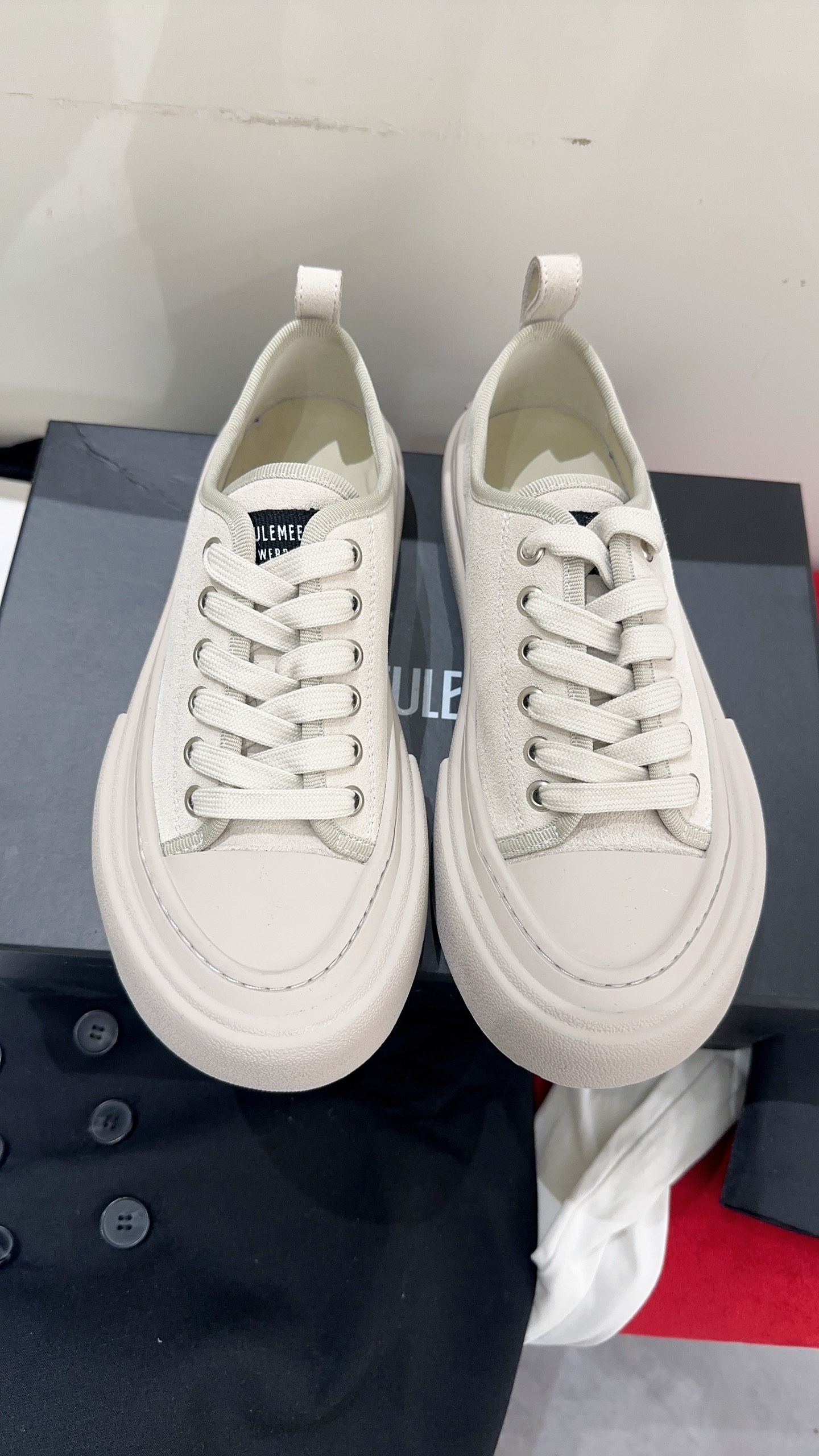 NO:781660,Ann Demeulemeester  2026 spring and summer new dark casual shoes. How can a trendy girl not have a pair of handsome and tough sneakers? They look ordinary, but are actually more versatile, cool and sassy, and also show long legs. Matched cowhide fabric, sheepskin lining, private molded non-slip and wear-resistant rubber outsole, size 35-39# (40# custom-made, non-refundable), casual shoes/sports shoes, sneakers, cowhide, sheepskin19860909Ann Demeulemeester 2026春夏新款暗黑系休闲鞋,潮妹怎么能没有一双帅气硬朗的运动鞋呢,看似平平无奇,实则更大气百搭,又酷又飒,还巨显腿长,对版牛皮面料,羊皮内里,私模防滑耐磨橡胶大底,码数35-39#（40#订做不退换）,休闲鞋/运动鞋,sneakers,cowhide,sheepskin,Women's Shoes