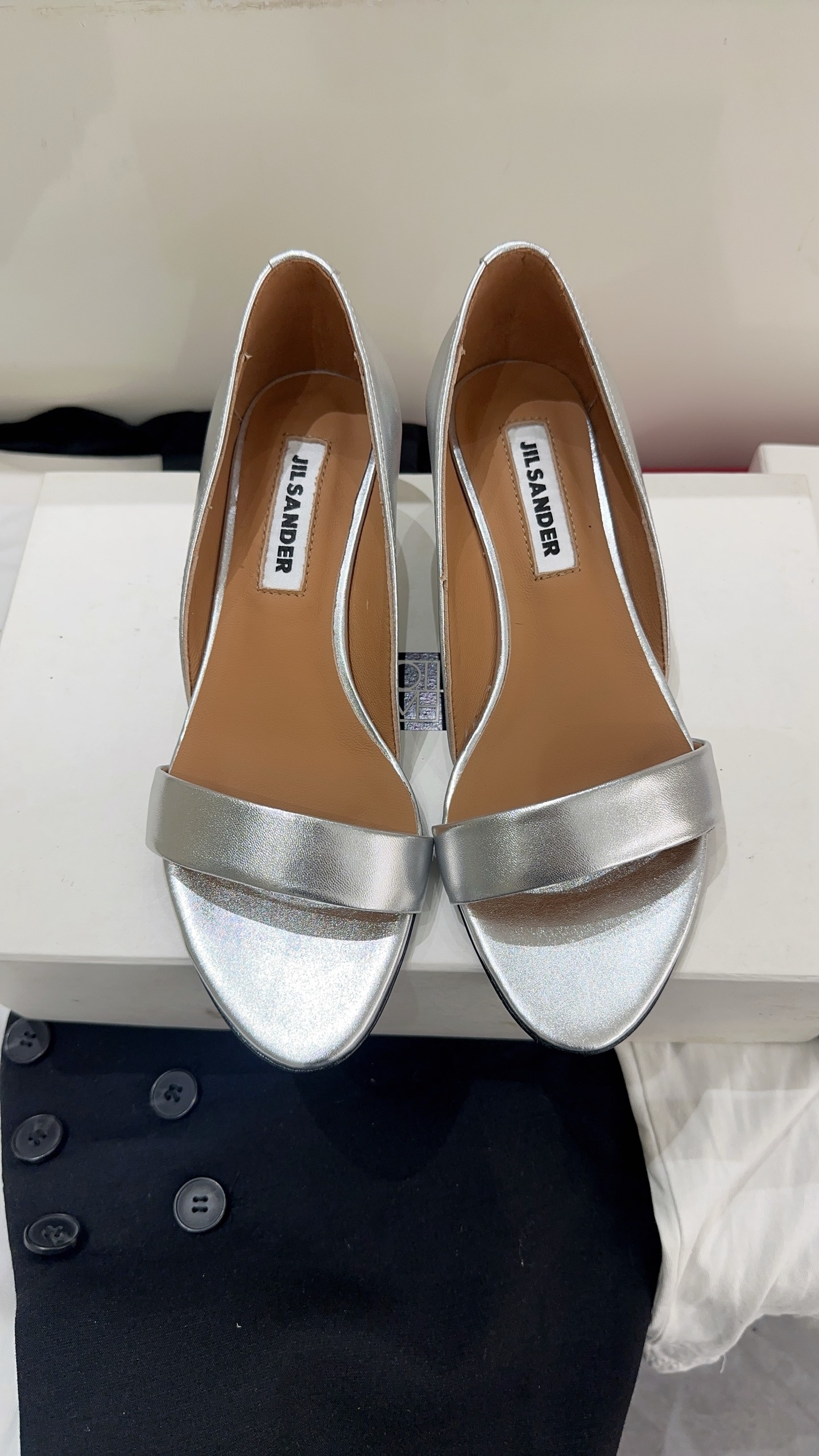 NO:781646,jil sander 2026 spring and summer new sandals. This sandal is really beautiful. It has a simple yet fashionable design. It is comfortable on the feet without tiring the feet. It is easy to grasp the elegance and relaxation of French style. Fashionable people really can’t live without this kind of shoes. Wall cracks recommend the matching cowhide fabric, genuine leather outsole imported from Italy, code number #35-39# (40# is customized and non-refundable), sandals, jil sander, sandals, cowhide, Leather soles19860909jil sander 2026春夏新款凉鞋这款凉鞋真的太漂亮了,简单又不失时髦的设计,上脚舒适不累脚,轻松拿捏法式的优雅和松弛感时髦精们真的不能没有这类鞋,墙裂推荐对版牛皮面料,意大利进口真皮大底,码数#35-39#（40#订做不退换）,凉鞋,jil sander,sandals,cowhide,Leather soles,Women's Shoes