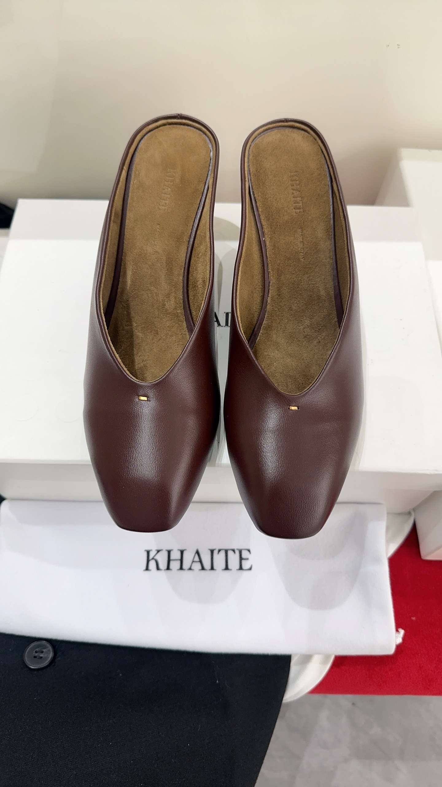 NO:781639,Khaite 6 new Mule slippers are awesome slippers. They are like a work of art. They have a high-end fashion sense and a strong texture. Wear them to become a unique khaite girl. Matched cowhide fabric, sheepskin lining, genuine leather sole imported from Italy, code size 35-39# (40# can be customized and non-returnable), semi-slippers, slippers, cowhide, sheepskin19860909Khaite 6新款穆勒拖鞋超赞的拖鞋,简直就像一个艺术品,自带高级时髦感,质感超强穿上它做独具一格的khaite女孩,对版牛皮面料,羊皮内里,意大利进口真皮底,码数35-39#（40#可订做不退换）,半拖,slippers,cowhide,sheepskin,Women's Shoes