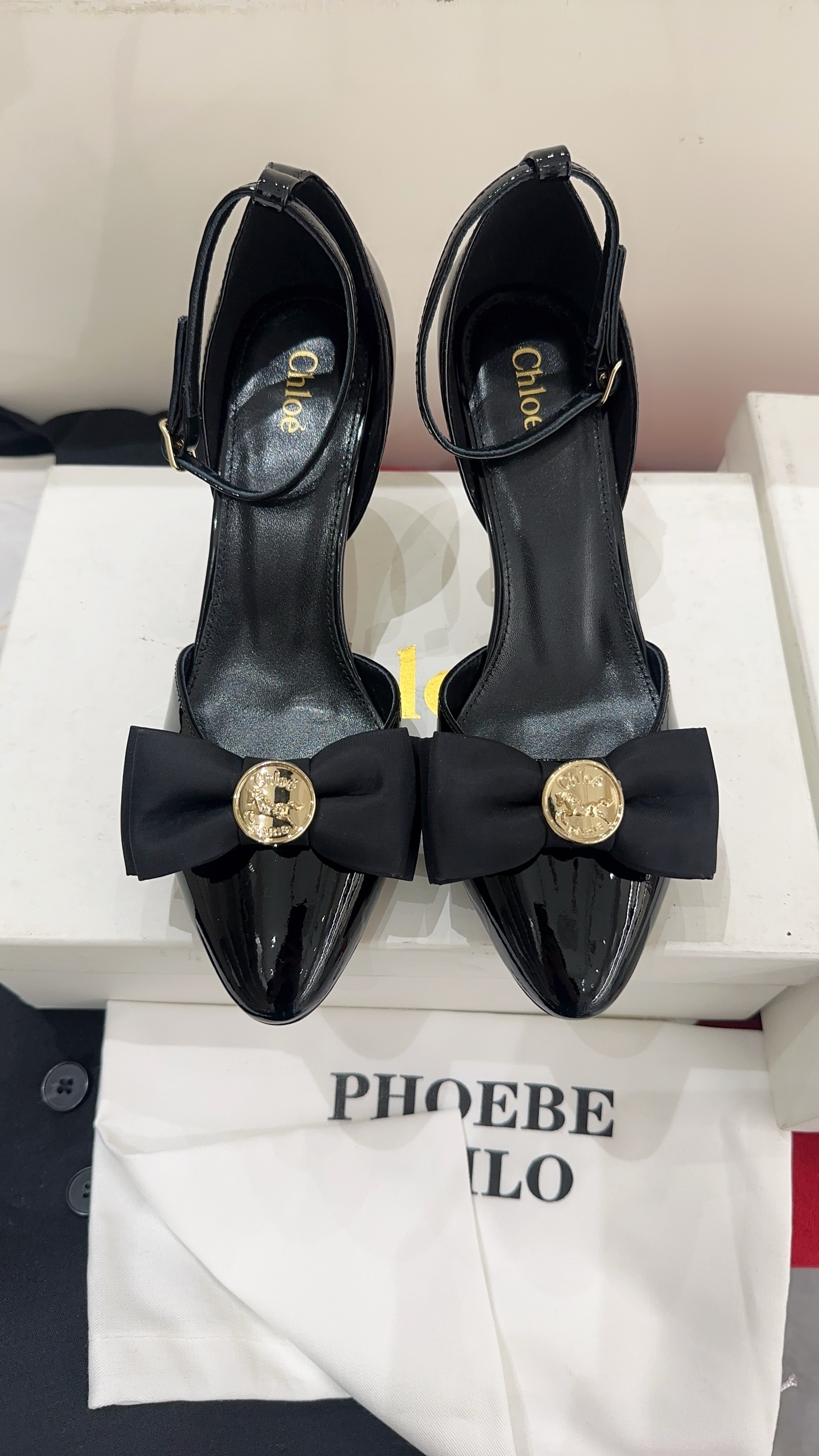 NO:781631,Chlo*2026 early spring new style charming sandals are a collision of retro and fashion. They are versatile and beautiful, allowing you to easily become a fashionista. This spring and summer, please walk with the wind, double-edition patent leather fabric, sheepskin lining, Italian imported genuine leather outsole, size 35-39# (40# custom-made, non-refundable), high-heeled sandals, chloe, sandals, high heels, cowhide, sheepskin, Leather soles19860909Chlo*2026早春新款魅力凉鞋复古与时尚的碰撞,百搭绝美让你轻松变成时尚达人这个春夏,请走路带风,对版漆皮牛皮面料,羊皮内里,意大利进口真皮大底,码数35-39#（40#订做不退换）,高跟鞋凉鞋,chloe,sandals,high heels,cowhide,sheepskin,Leather soles,Women's Shoes