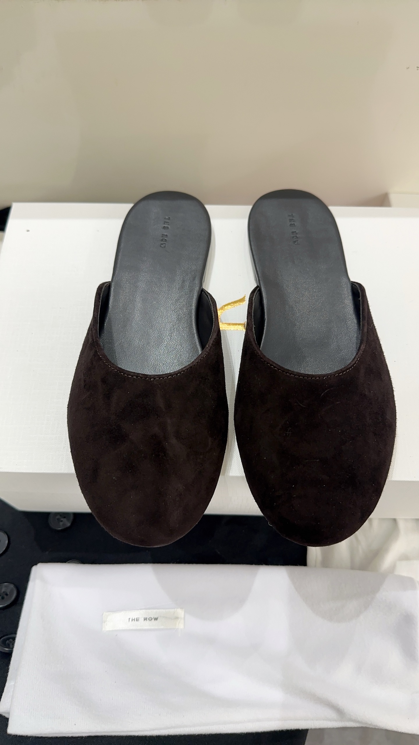 NO:781623,The row 2026 spring and summer new slippers, you can always trust the row. Minimalism and retro are their synonyms. They are as simple as ever, with a sense of design, simple and smooth lines, and full of details. Cow suede/horse hair fabric, wool lining, genuine leather outsole imported from Italy, size 35-39# (40# custom-made, non-refundable), semi-slippers, slippers, Leather soles19860909The row 2026春夏新款拖鞋你可以永远相信the row ,极简、复古是他们的代名词,一如既往的简单,有设计感,线条简洁流畅,细节满满对版牛反绒/马毛面料,羊毛内里,意大利进口真皮大底,尺码35-39#（40#订做不退换）,半拖,slippers,Leather soles,Women's Shoes