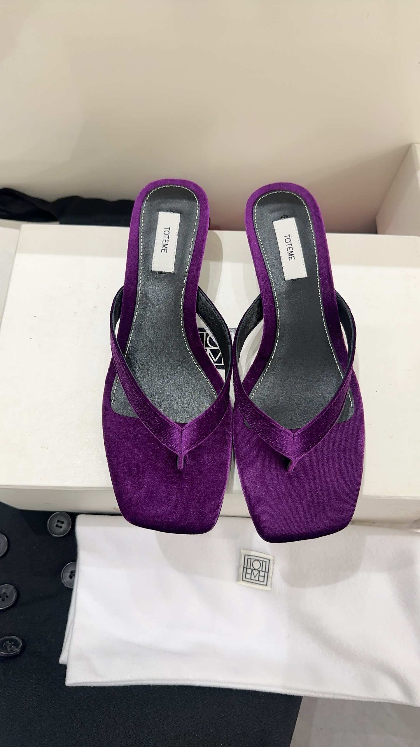 NO:781616,toteme's new minimalist style treasure thong slippers have a kind of minimalism, called toteme's simple and neat lines, the overall look is super high-end, and the sense of fashion is instantly full, with embossed cowhide/horse hair fabric, sheepskin lining, Italian imported genuine leather outsole, size 35-39# (40# can be customized and non-returnable), split-toe shoes, slippers, cowhide, sheepskin, Leather soles19860909toteme 新款极简风宝藏夹趾拖鞋有一种极简,叫做toteme简单利落的线条,整体看上去超级高级,时髦感一下子就拉满,对版压纹牛皮/马毛面料,羊皮内里,意大利进口真皮大底,尺码35-39#（40#可订做不退换）,分趾鞋,slippers,cowhide,sheepskin,Leather soles,Women's Shoes