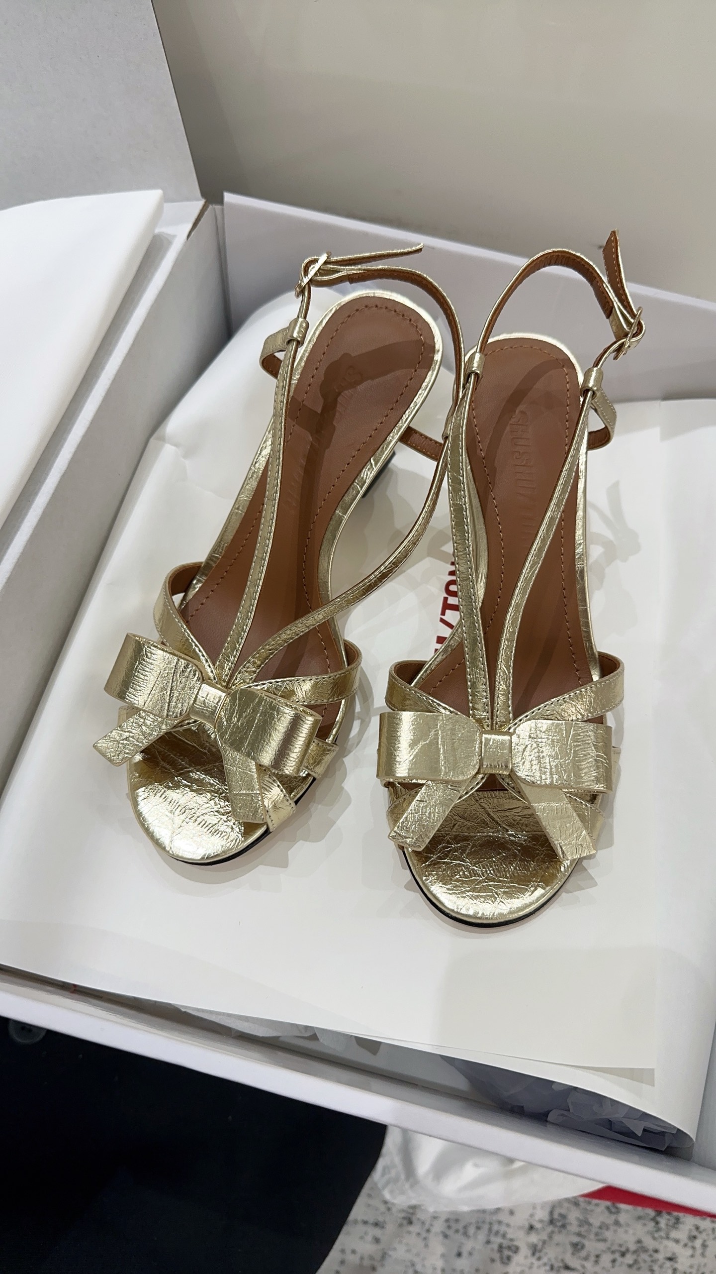NO:781596,shushuton*2026 new bow high-heeled sandals, a pair of shoes that can be used as gods. They are sweet and fashionable. They can be matched with any combination and have a high production rate. They directly touch the hearts of every shushu/tong girl. They are full of girly feeling. They instantly become a playful and modern girl after putting them on. Imported silk cloth/open-edge beaded cowhide fabric, cowhide lining, heel height 8.5/9.5cm  Private model imported genuine leather outsole from Italy, size 35-39# (40# custom-made, non-returnable), high-heeled sandals, sandals, high heels, cowhide, real silk, Leather soles19860909shushuton*2026新款蝴蝶结高跟凉鞋,一双可以封神的鞋,甜美时髦,随便搭配都是出片率巨高,直戳每一位shushu/tong 女孩心,少女感十足,穿上秒变俏皮摩登女孩对版进口真丝布/开边珠牛皮面料,牛皮内里,跟高8.5/9.5cm 私模意大利进口真皮大底,码数35-39#（40#订做不退换）,高跟鞋凉鞋,sandals,high heels,cowhide,real silk,Leather soles,Women's Shoes