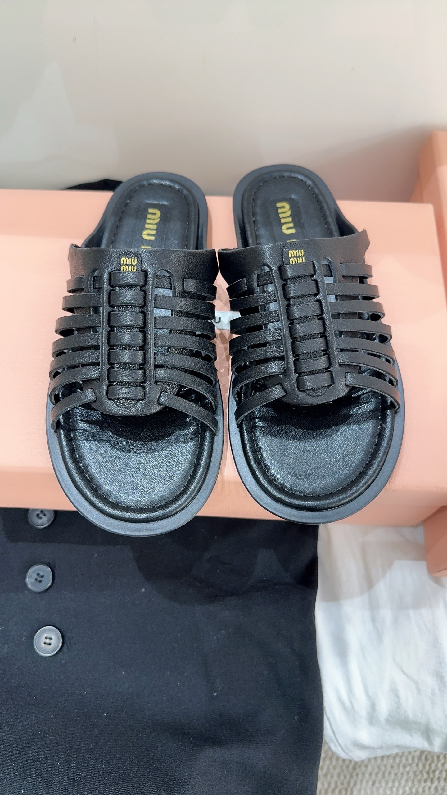 NO:782385,miumi*26 new spring and summer woven slippers, miumiu this season's summer is simply the pinnacle of fashion, fairy standard, a must-have for holiday travel, matching cowhide fabric, sheepskin lining, private molded rubber non-slip outsole, size 35-39# (40# custom-made, non-returnable), slippers, miumiu, slippers, cowhide, sheepskin19860909miumi*26春夏新款编织拖鞋,miumiu这一季的夏天简直就是时髦巅峰,仙女标配,假期出行必备,对版牛皮面料,羊皮内里,私模橡胶防滑大底,尺码35-39#（40#订做不退换）,拖鞋,miumiu,slippers,cowhide,sheepskin,Women's Shoes