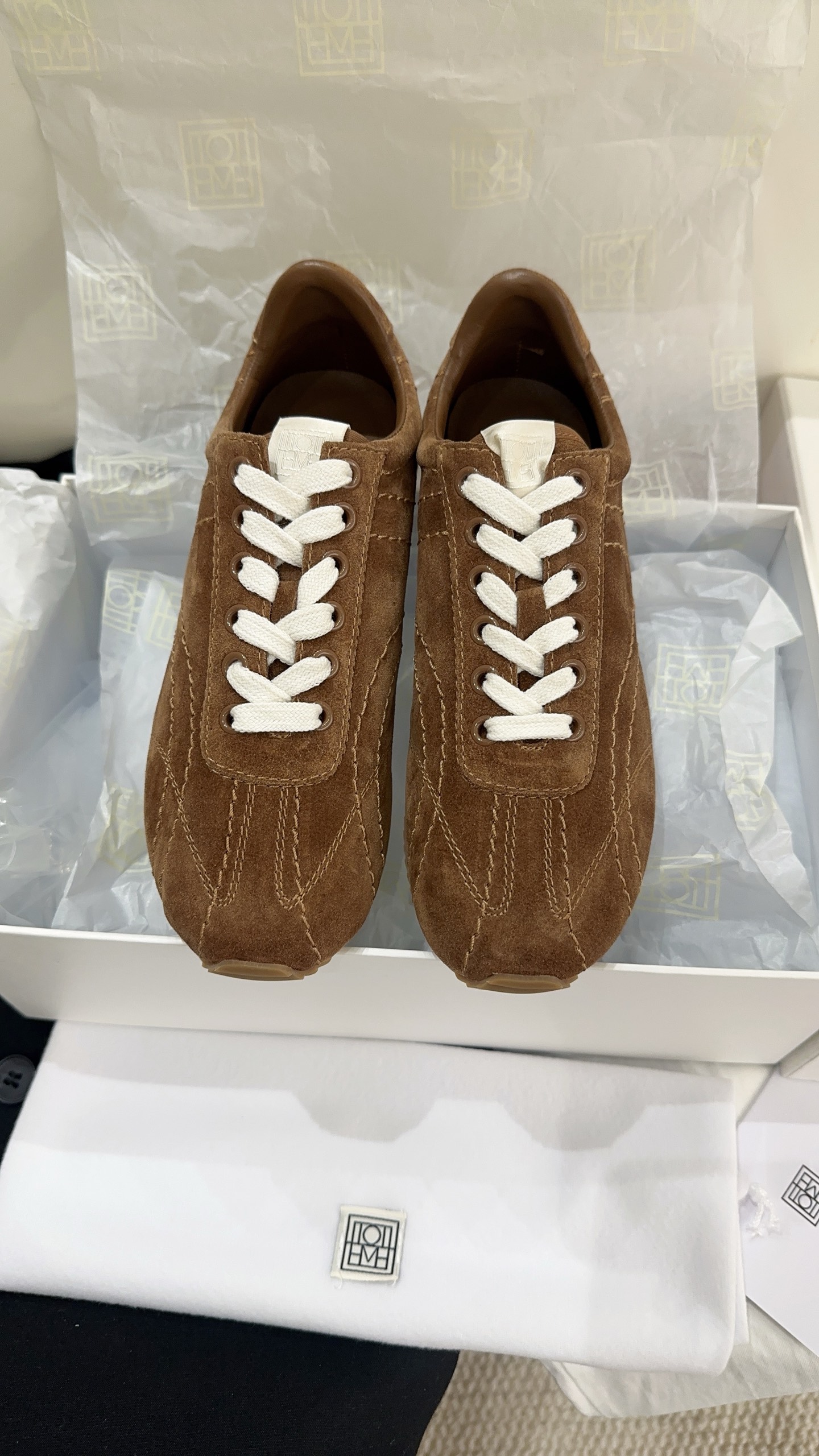 NO:782371,Toteme's new moral training shoes can be matched with minimalist retro literary styles. They are also great with all kinds of socks. They are lightweight and make walking easier and more pleasant. They are made of cow suede fabric, sheepskin lining, sizes 35-39# (40# is custom-made and cannot be returned or exchanged), casual shoes/sports shoes, sneakers, sheepskin, socks19860909Toteme新款德训鞋极简复古文艺的风格都能搭,搭各式的袜子也很赞轻巧,行走更轻松愉悦,对版牛反绒面料, 羊皮内里,尺码35-39#（40#订做不退换）,休闲鞋/运动鞋,sneakers,sheepskin,socks,Women's Shoes