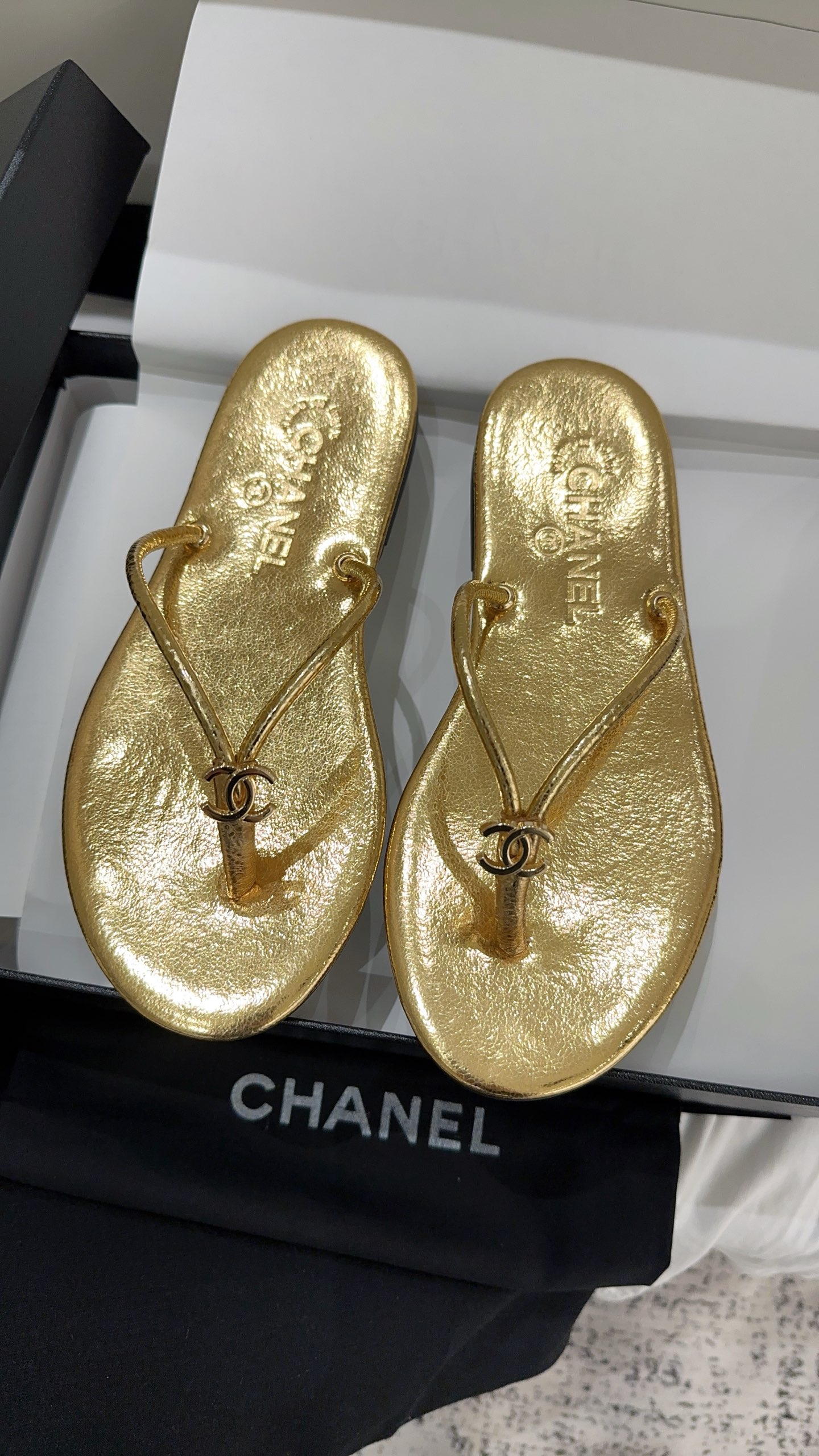 NO:784009,chane*246 new spring and summer flip-flops, fragrant flip-flops are so beautiful, the summer for exquisite girls is coming, inlaid double C metal logo, simple and versatile matching cowhide fabric, sheepskin lining, wear-resistant rubber non-slip outsole, size 35-39# (40# custom-made, non-returnable), split-toe shoes, chanel, cowhide, sheepskin19860909chane*246春夏新款人字拖,香香拖太美了,属于精致Girl的夏日要来了,镶嵌的双c 金属logo标志,简单又百搭对版牛皮面料,羊皮内里,耐磨橡胶防滑大底,码数35-39#（40#订做不退换）,分趾鞋,chanel,cowhide,sheepskin,Women's Shoes