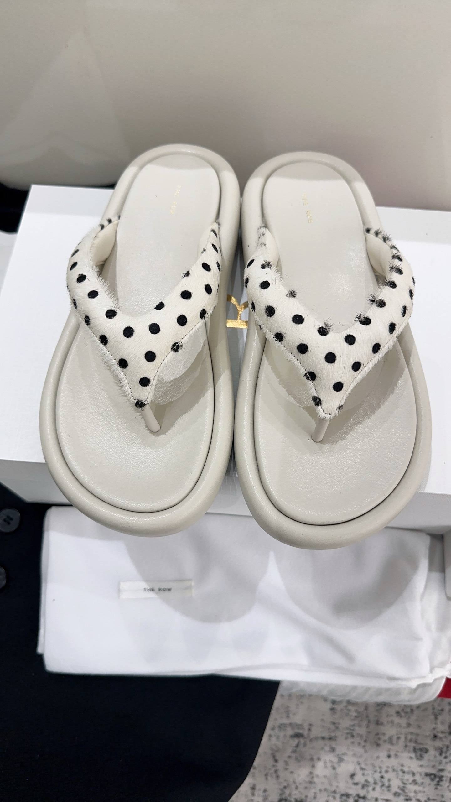 NO:784017,The row 2026 spring and summer new slippers, you can always trust the row, minimalism and retro are their synonyms, simple as always, with a sense of design, simple and smooth lines, full of details, matching cowhide/horse hair fabric, wool lining, Italian imported genuine leather outsole, size 35-39# (40# custom-made, non-refundable), split-toe shoes, slippers, cowhide, Leather soles19860909The row 2026春夏新款拖鞋你可以永远相信the row ,极简、复古是他们的代名词,一如既往的简单,有设计感,线条简洁流畅,细节满满对版牛皮/马毛面料,羊毛内里,意大利进口真皮大底,尺码35-39#（40#订做不退换）,分趾鞋,slippers,cowhide,Leather soles,Women's Shoes