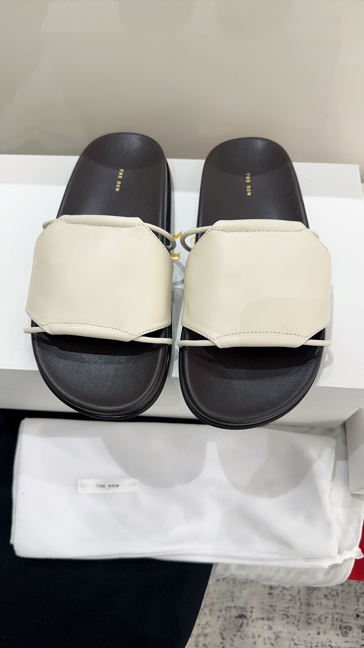 NO:784005,The row 2026 spring and summer new slippers, you can always trust the row, minimalism and retro are their synonyms, simple as always, with a sense of design, simple and smooth lines, full of details, matching cowhide/horse hair fabric, wool lining, Italian imported genuine leather outsole, size 35-39# (40# custom-made, non-returnable), slippers, slippers, cowhide, Leather soles19860909The row 2026春夏新款拖鞋你可以永远相信the row ,极简、复古是他们的代名词,一如既往的简单,有设计感,线条简洁流畅,细节满满对版牛皮/马毛面料,羊毛内里,意大利进口真皮大底,尺码35-39#（40#订做不退换）,拖鞋,slippers,cowhide,Leather soles,Women's Shoes