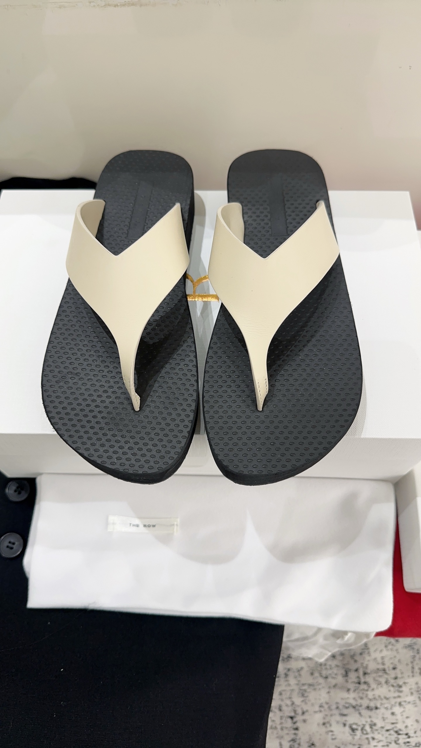 NO:786307,The row 2026 spring and summer new thick-soled flip-flops. In the hot summer, whether you are going on vacation or shopping, flip-flops are simply a must-have item for lazy people. They are versatile and make walking easier and more enjoyable. Enjoy a cool summer. Size 35-39# (40# is custom-made and cannot be returned or exchanged), split-toe shoes, slippers19860909The row 2026春夏新款厚底夹趾拖鞋,炎炎夏日,不管是去度假,还是逛街,人字拖简直就是懒人必备单品,百搭不出错,行走更轻松愉悦,享受清凉一夏,码数35-39#（40#订做不退换）,分趾鞋,slippers,Women's Shoes