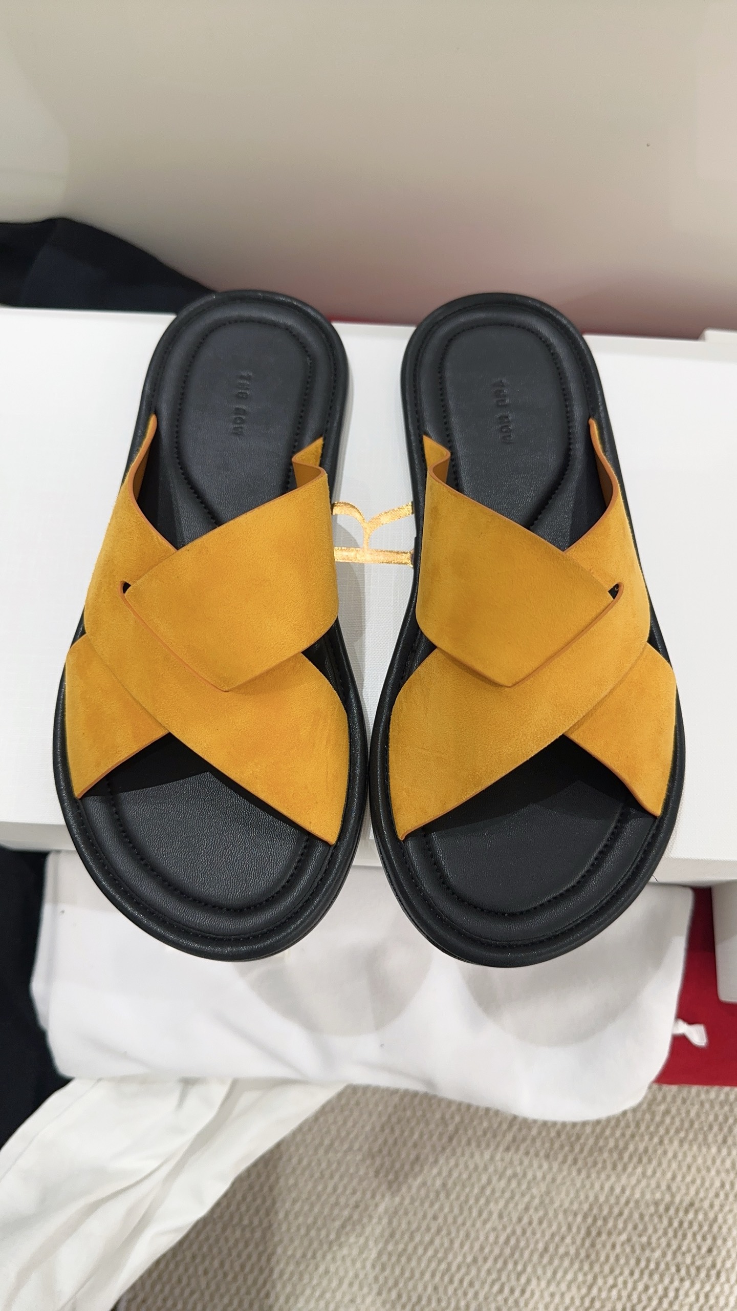 NO:816074,The row 2026 spring and summer new slippers, you can always trust the row. Minimalism and retro are their synonyms. They are as simple as ever, with a sense of design, simple and smooth lines, and full of details. Cowhide/horse hair fabric, wool lining, genuine leather outsole imported from Italy, size 35-39# (40# custom-made, non-returnable) horse hair cowhide, slippers, slippers, cowhide, Leather soles19860909The row 2026春夏新款拖鞋你可以永远相信the row ,极简、复古是他们的代名词,一如既往的简单,有设计感,线条简洁流畅,细节满满对版牛皮/马毛面料,羊毛内里,意大利进口真皮大底,尺码35-39#（40#订做不退换） 马毛 牛皮,拖鞋,slippers,cowhide,Leather soles,Women's Shoes