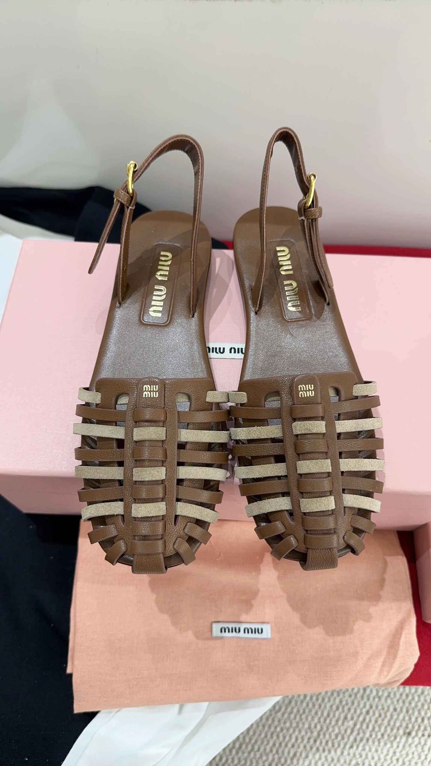 NO:816071,miumi*26 new spring and summer woven sandals, miumiu this season's summer is simply the pinnacle of fashion, fairy standard, a must-have for holiday travel, matching cowhide fabric, sheepskin lining, private molded rubber non-slip outsole, size 35-39# (40# custom-made, non-refundable), sandals, miumiu, sandals, cowhide, sheepskin19860909miumi*26春夏新款编织凉鞋,miumiu这一季的夏天简直就是时髦巅峰,仙女标配,假期出行必备,对版牛皮面料,羊皮内里,私模橡胶防滑大底,尺码35-39#（40#订做不退换）,凉鞋,miumiu,sandals,cowhide,sheepskin,Women's Shoes