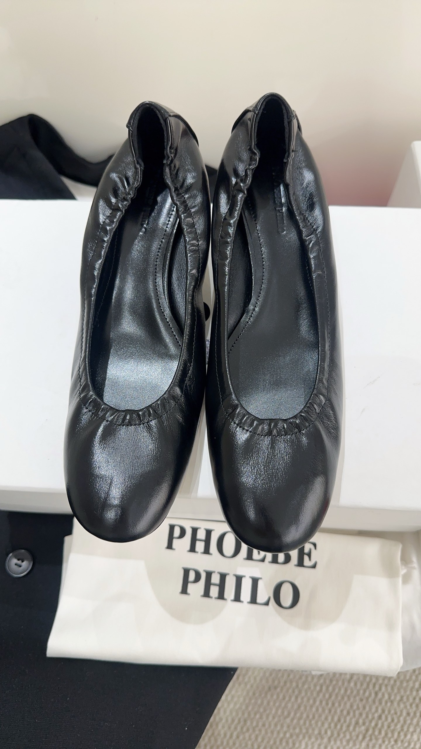 NO:816062,PHOEBE PHILO2026 new early spring high-heeled shoes have simple lines and low-key colors, simple and tough female protagonist style, suitable for fashion and commuting. Oil-waxed leather cowhide fabric, sheepskin lining, genuine leather outsole imported from Italy, size 35-39# (40# custom-made, non-refundable), single shoes, high heels, cowhide, sheepskin, Leather soles19860909PHOEBE PHILO2026早春新款高跟鞋简单的线条和低调的色彩,简约硬朗大女主风,时尚通勤两不误对版油蜡皮牛皮面料,羊皮内里,意大利进口真皮大底,码数35-39#（40#订做不退换）,单鞋,high heels,cowhide,sheepskin,Leather soles,Women's Shoes