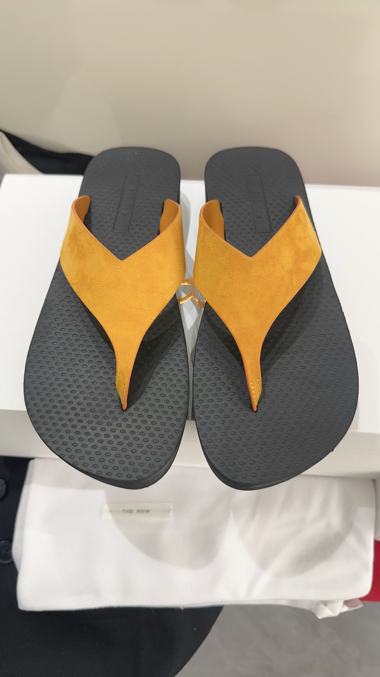 NO:816082,The row 2026 new spring and summer flip-flops. In the hot summer, whether you are going on vacation or shopping, flip-flops are simply a must-have item for lazy people. They are versatile and can make walking more relaxed and enjoyable. Enjoy a cool summer. Size 35-39# (40# is non-returnable when customized) (remark thick sole or thin sole when ordering), split-toe shoes, slippers19860909The row 2026春夏新款夹趾拖鞋,炎炎夏日,不管是去度假,还是逛街,人字拖简直就是懒人必备单品,百搭不出错,行走更轻松愉悦,享受清凉一夏,码数35-39#（40#订做不退换）（下单备注厚底、薄底）,分趾鞋,slippers,Women's Shoes